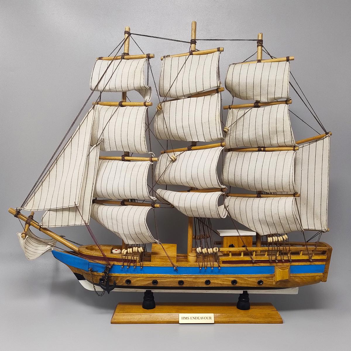 1970s Astonishing HMS Endeavour Model Ship. Hecho a mano. Fabricado en Inglaterra en Excelente estado para la venta en Milano, IT