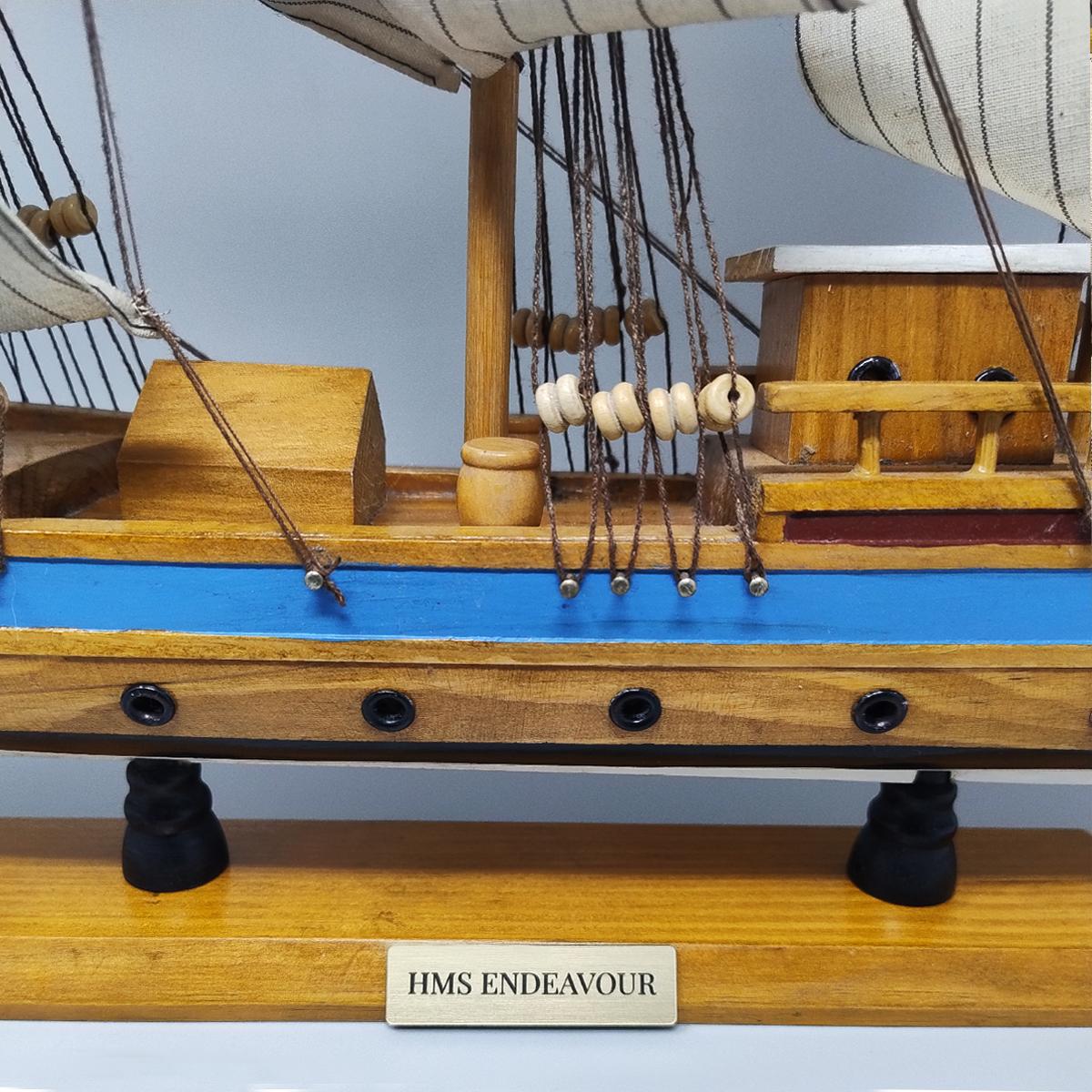 1970s Astonishing HMS Endeavour Model Ship. Hecho a mano. Fabricado en Inglaterra Madera en venta