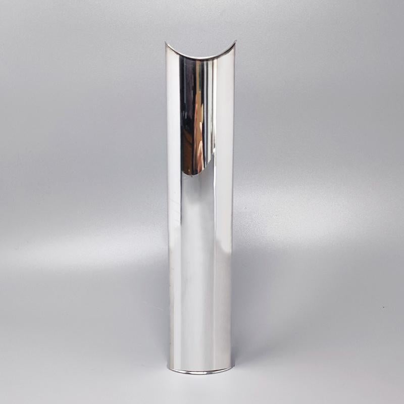 1970 Étonnant vase Giselle de Lino Sabattini en métal argenté. Ce vase est en excellent état.
Dimension :
1,96 x 1,18 x 9,84 H pouces
cm 5 x cm 3 cm 25 H.