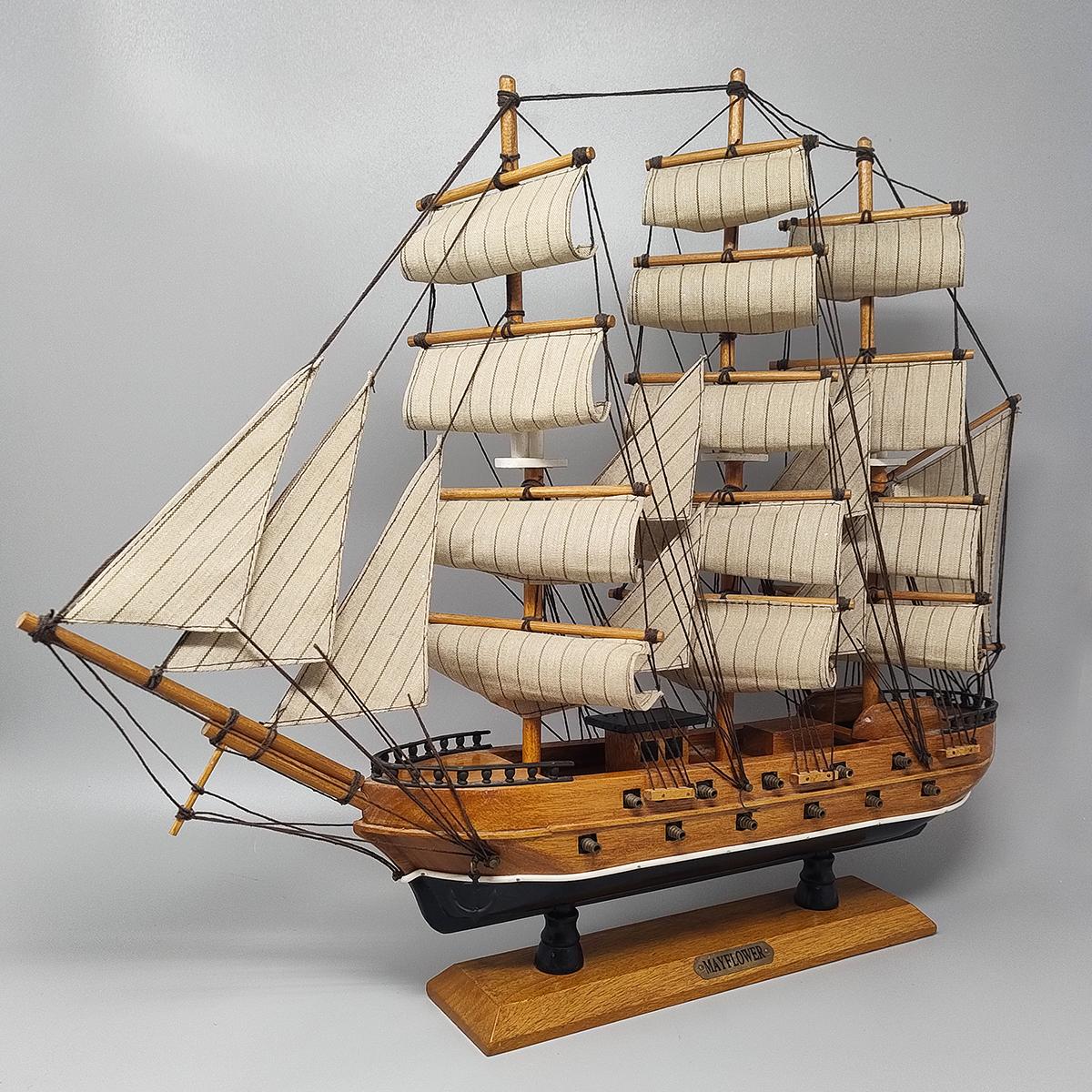 1970 Astoneria MayFlower in legno di noce. Realizzato a mano. Prodotto in Inghilterra. Questo modello è incredibile, in ottime condizioni e tutto fatto a mano. Un vero pezzo di storia.
Dimensioni: 
21,25 x 3,93 x 17,71 H. pollici
cm 54 x cm 10 x cm