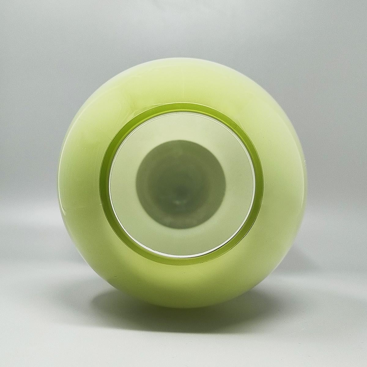 1970s Astonishing Space Age Green Vase in Murano Glass. Made in Italy For Sale 1