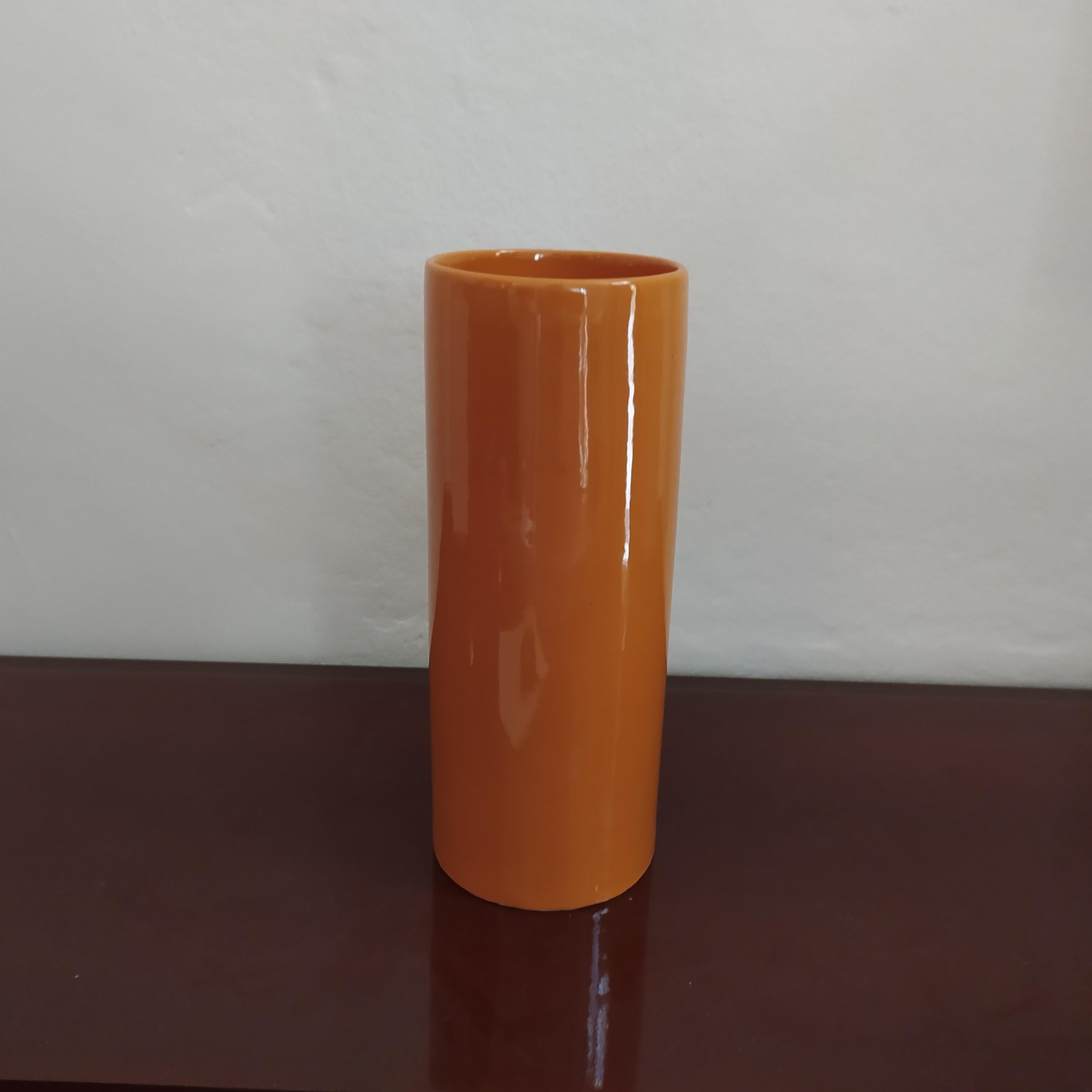 1970s astonishing Space Age orange vase in ceramic by Gabbianelli. Made in Italy.