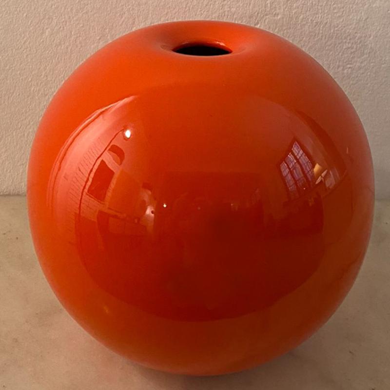 1970s astonishing Space Age orange vase in ceramic by Gabbianelli, made in Italy.