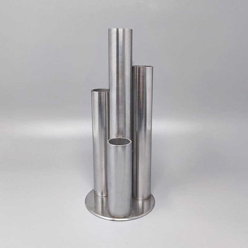 1970s Astonishing Space Age Vase with 4 asymmetrical tubes of different heights in stainless steel. Made In Italy. This vase is in excellent condition.
Dimension:
Diam 3,93