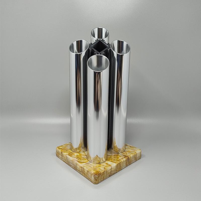 Vaso A Space Age degli anni '70 con 4 tubi asimmetrici di diverse altezze in acciaio inossidabile e una bellissima base in marmo. Made In Italy. Questo vaso è in condizioni eccellenti.
Dimensioni:
5,51