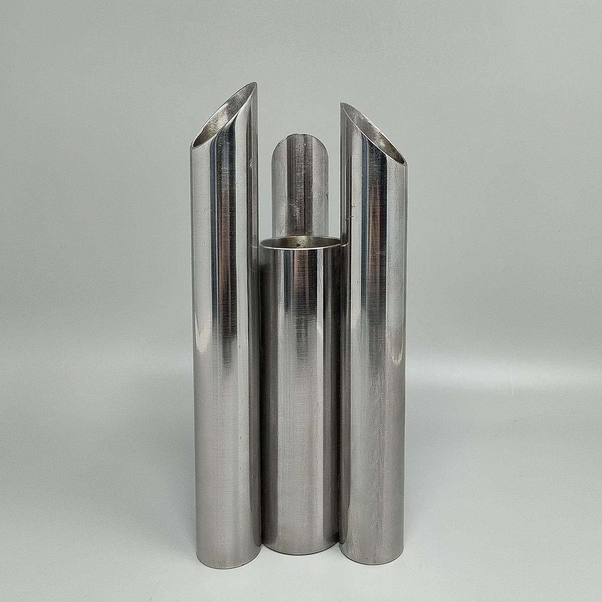 Vase étonnant de l'ère spatiale des années 1970 avec 4 tubes asymétriques de différentes hauteurs en acier inoxydable. Fabriqué en Italie. Ce vase est en excellent état.
Dimension :
diam 4,33 x 9,44 H pouces
diam cm 11 x cm 24 H