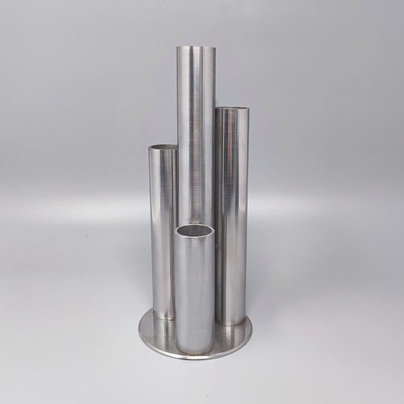 Vaso anni '70 sorprendente di A Space Age con 4 tubi asimmetrici di diverse altezze in acciaio inossidabile. Made In Italy. Questo vaso è in condizioni eccellenti.
Dimensioni:
Diam 3,93