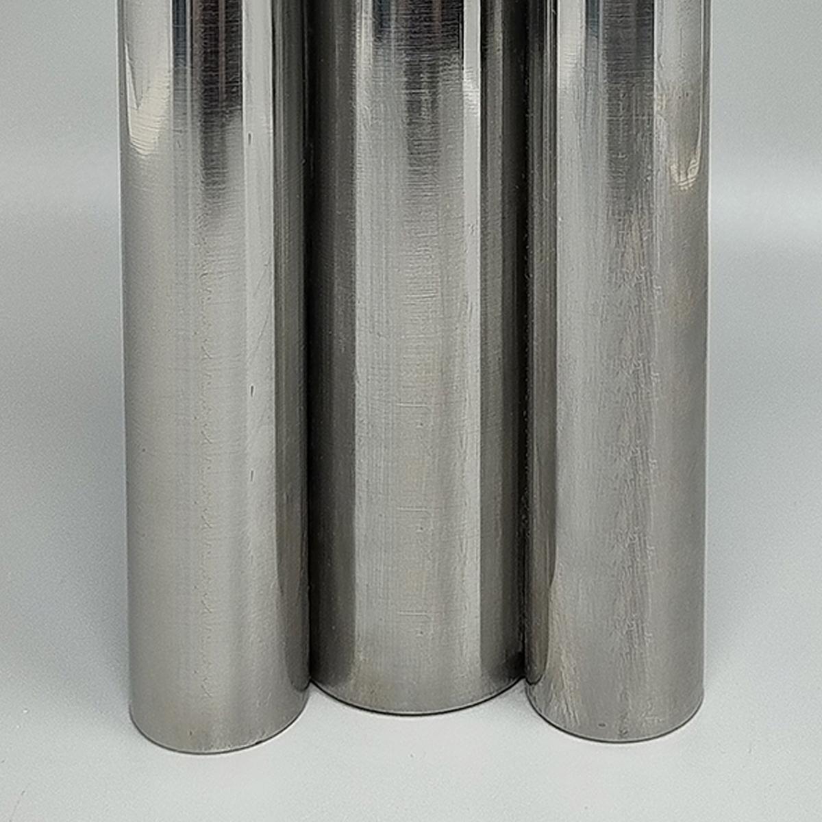 Acier inoxydable Vase étonnant de l'âge de l'espace des années 1970. Fabriquée en Italie en vente