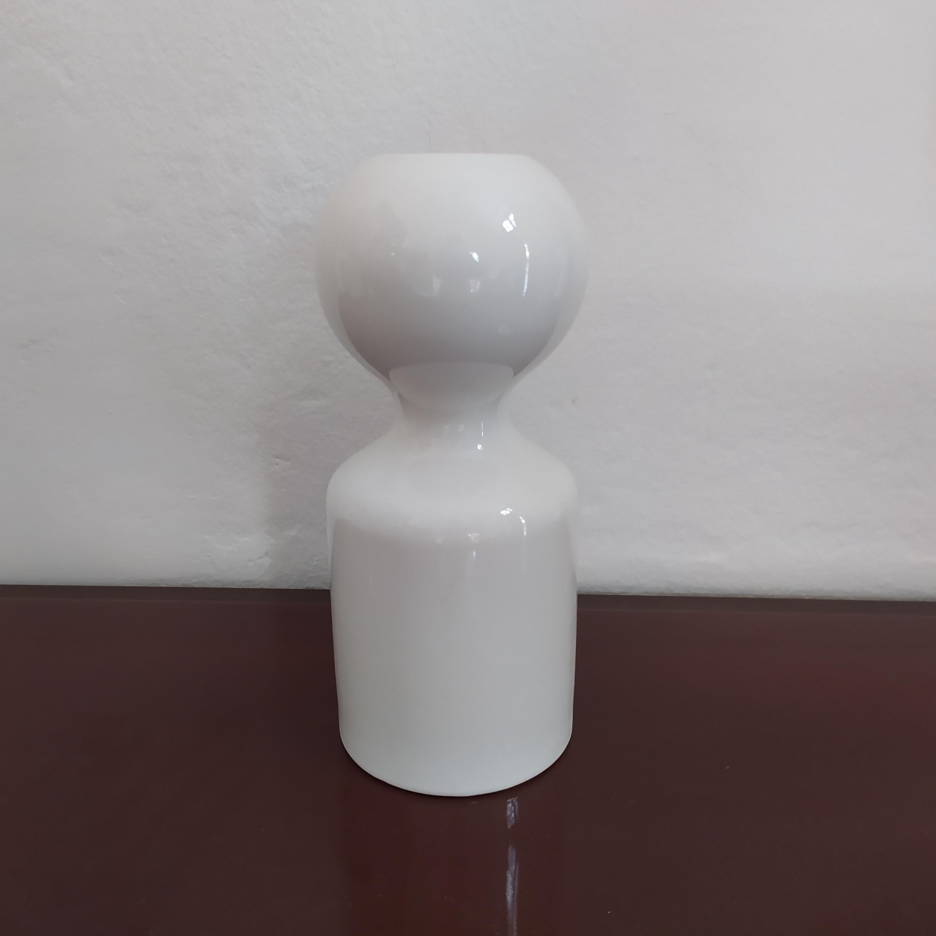 1970s astonishing Space Age white vase in ceramic by Gabbianelli. Made in Italy.