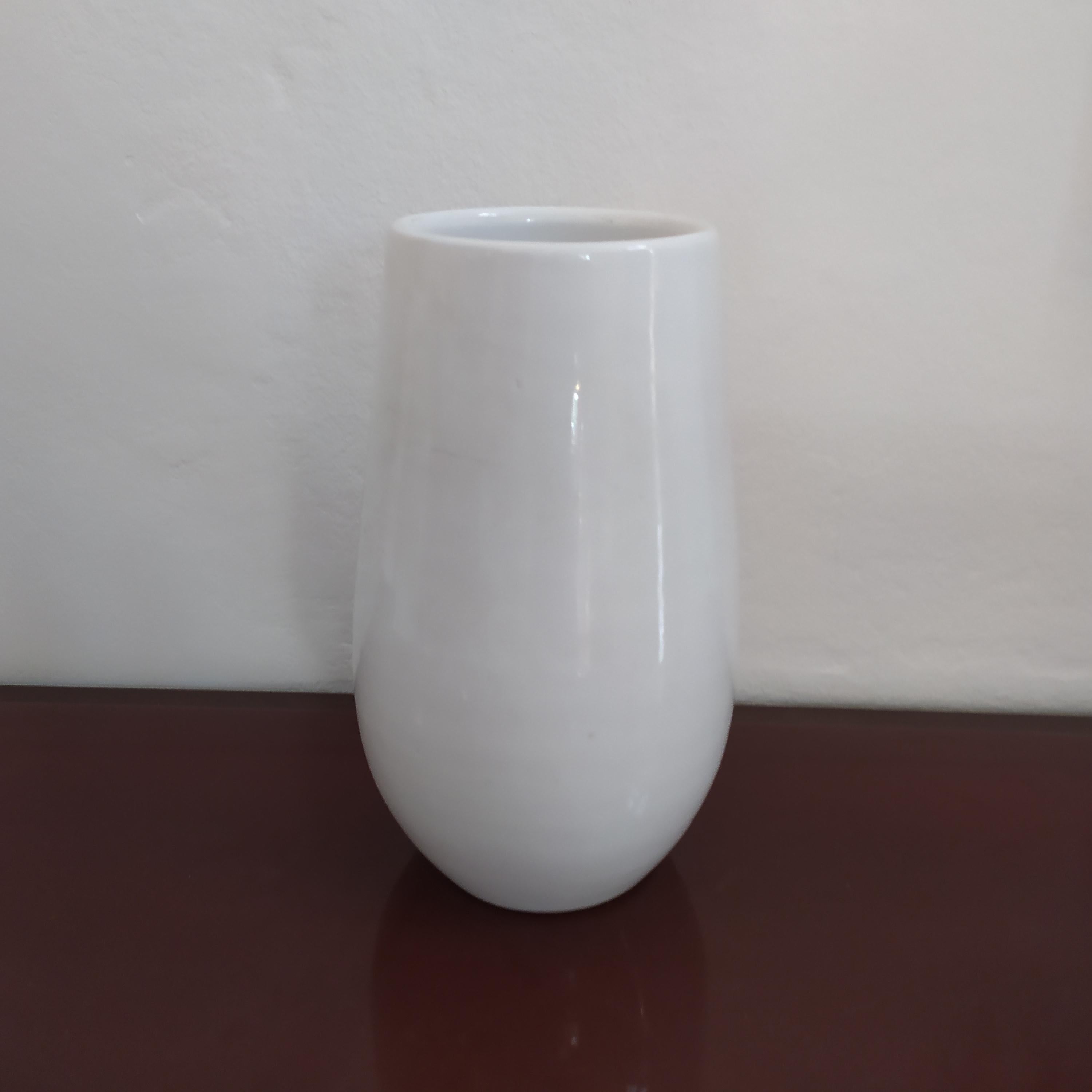 1970s astonishing Space Age white vase in ceramic by Gabbianelli. Made in Italy.