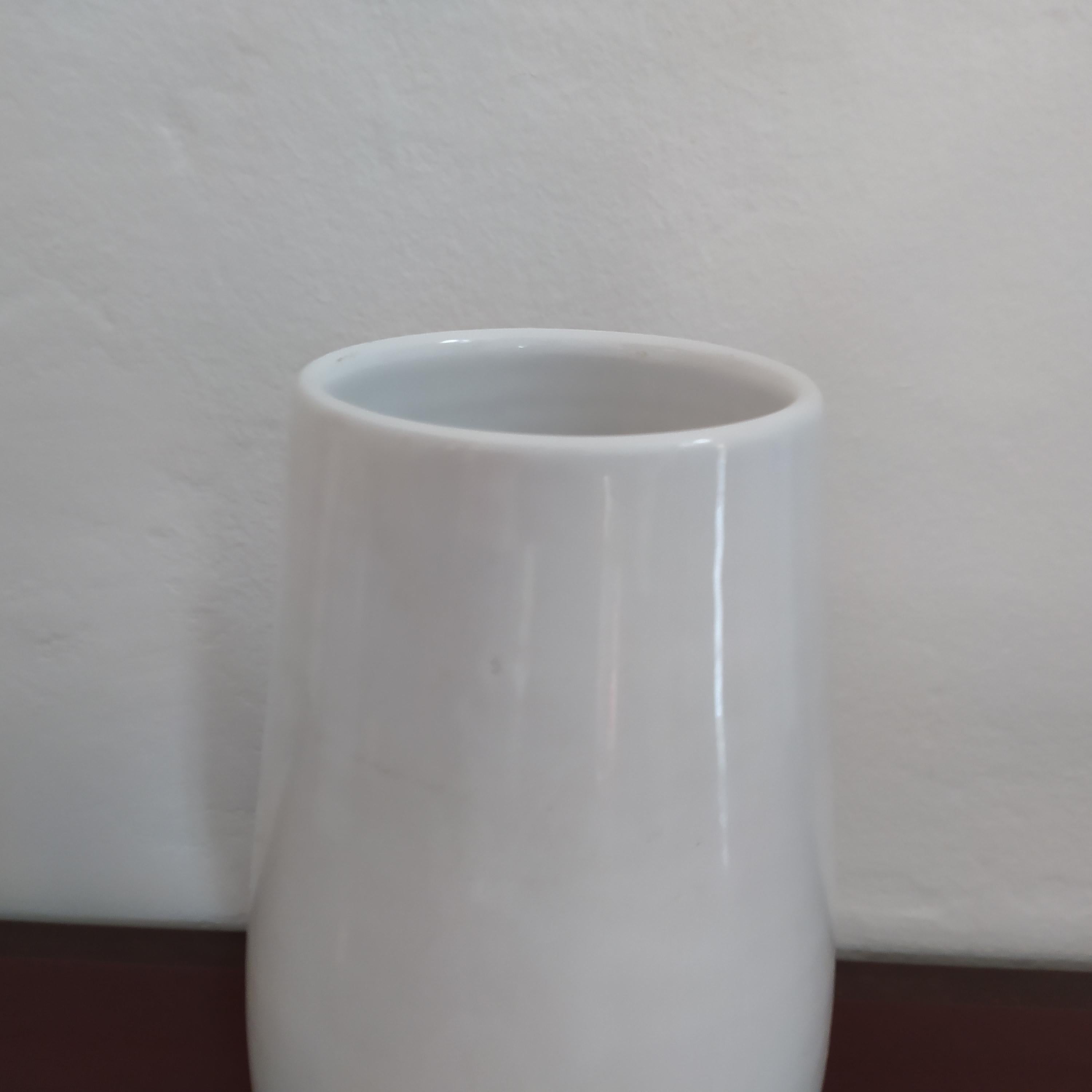 European 1970s Astonishing Space Age White Vase by Gabbianelli, Made in Italy For Sale