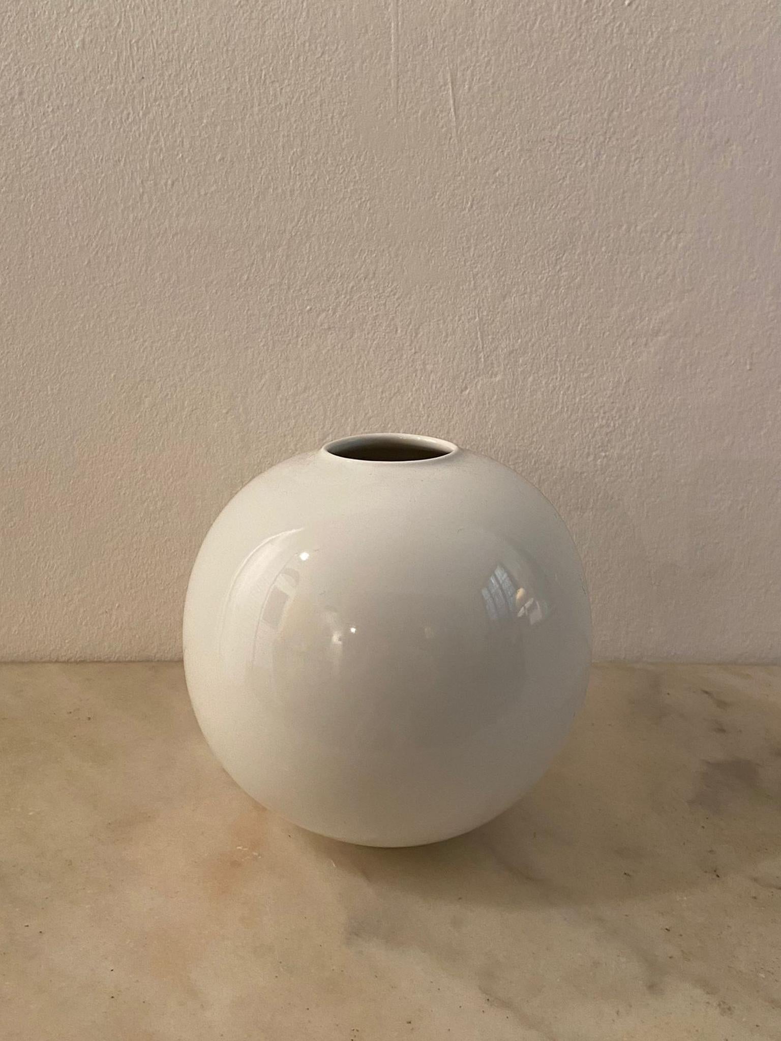 Étonnant vase blanc de l'ère spatiale des années 1970 en céramique de Gabbianelli, fabriqué en Italie.