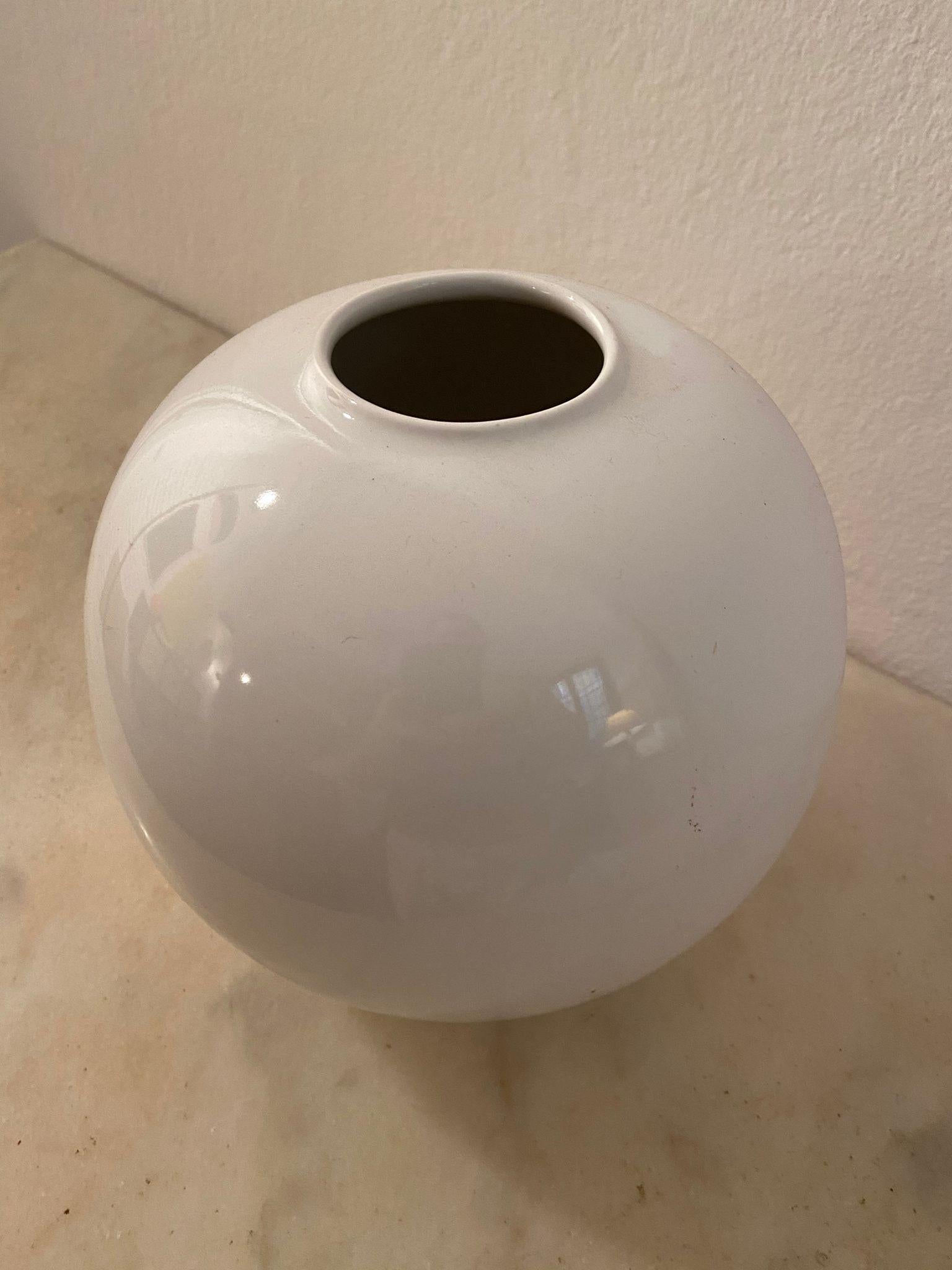 1970s Astonishing Space Age White Vase in Ceramic by Gabbianelli, Made in Italy In Excellent Condition For Sale In Milan, IT