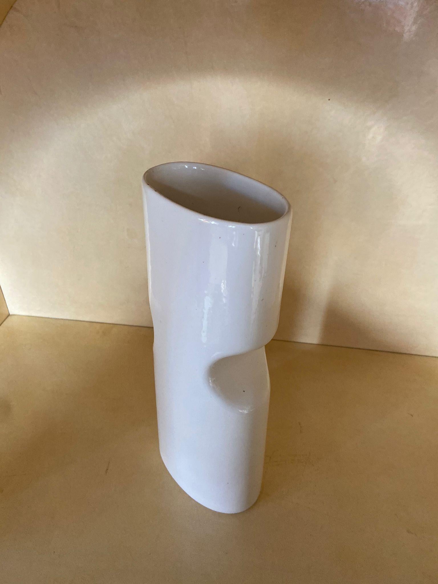1970s Astonishing Space Age White Vase in Ceramic by Gabbianelli, Made in Italy In Excellent Condition For Sale In Milan, IT
