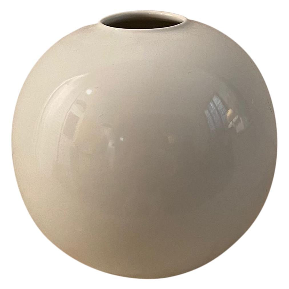 1970s Astonishing Space Age White Vase in Ceramic by Gabbianelli, Made in Italy