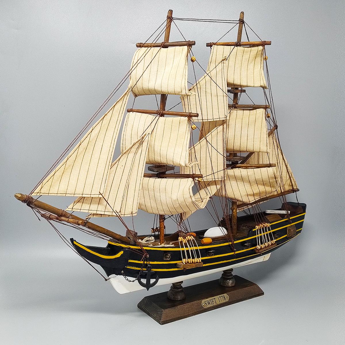 Années 1970 Astoncieuse maquette de bateau Swift 1778 en bois de noyer. Fait à la main. Fabriqué en Angleterre. Ce modèle est incroyable, en excellent état et entièrement fait à la main. Un véritable morceau d'histoire.
Dimension : 
19,68 x 3,54 x