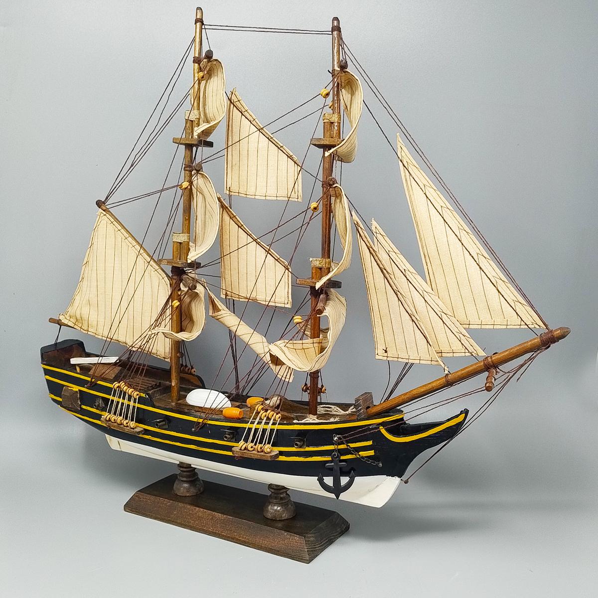 Mid-Century Modern 1970s Astonishing Swift 1778 Model Ship (maquette de bateau de 1778). Fait à la main. Fabriqué en Angleterre en vente
