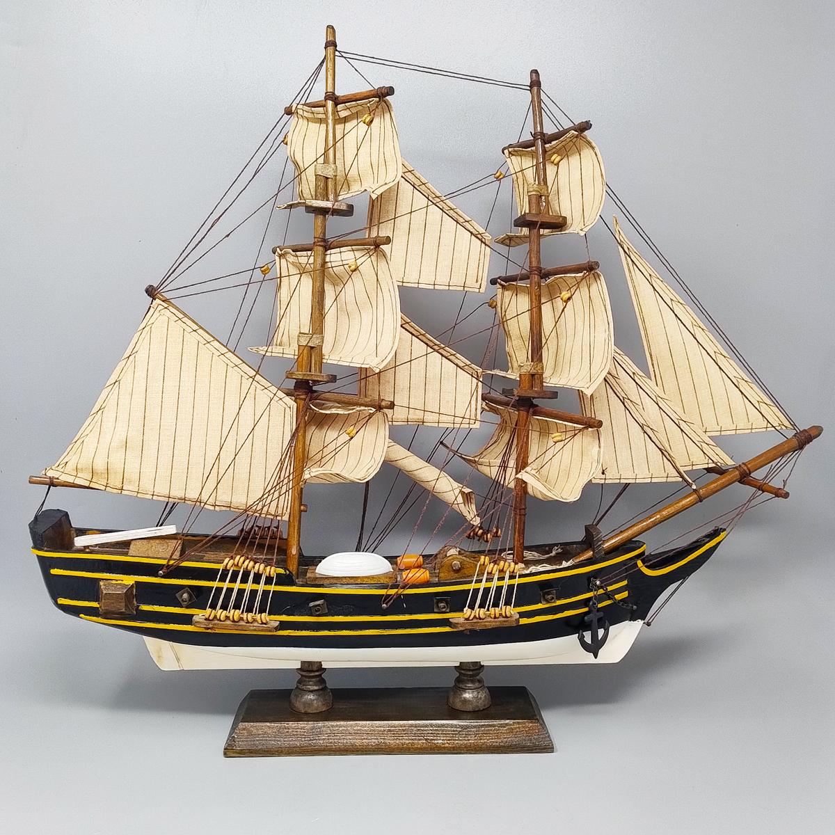 Anglais 1970s Astonishing Swift 1778 Model Ship (maquette de bateau de 1778). Fait à la main. Fabriqué en Angleterre en vente
