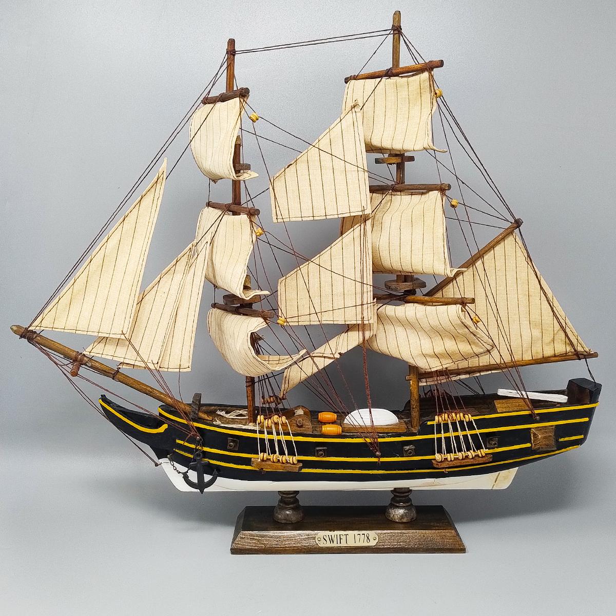 1970s Astonishing Swift 1778 Model Ship (maquette de bateau de 1778). Fait à la main. Fabriqué en Angleterre Excellent état - En vente à Milano, IT