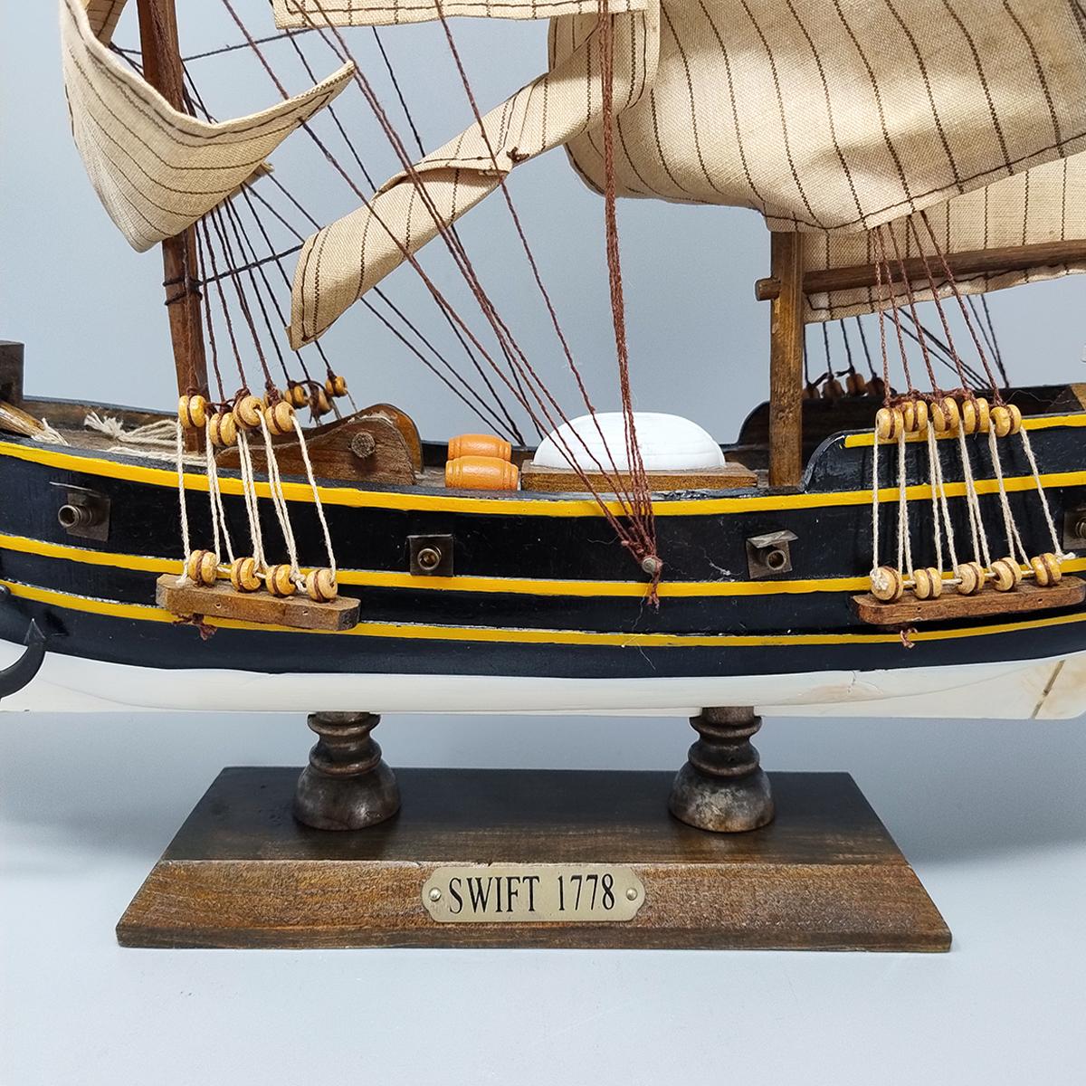 Bois 1970s Astonishing Swift 1778 Model Ship (maquette de bateau de 1778). Fait à la main. Fabriqué en Angleterre en vente