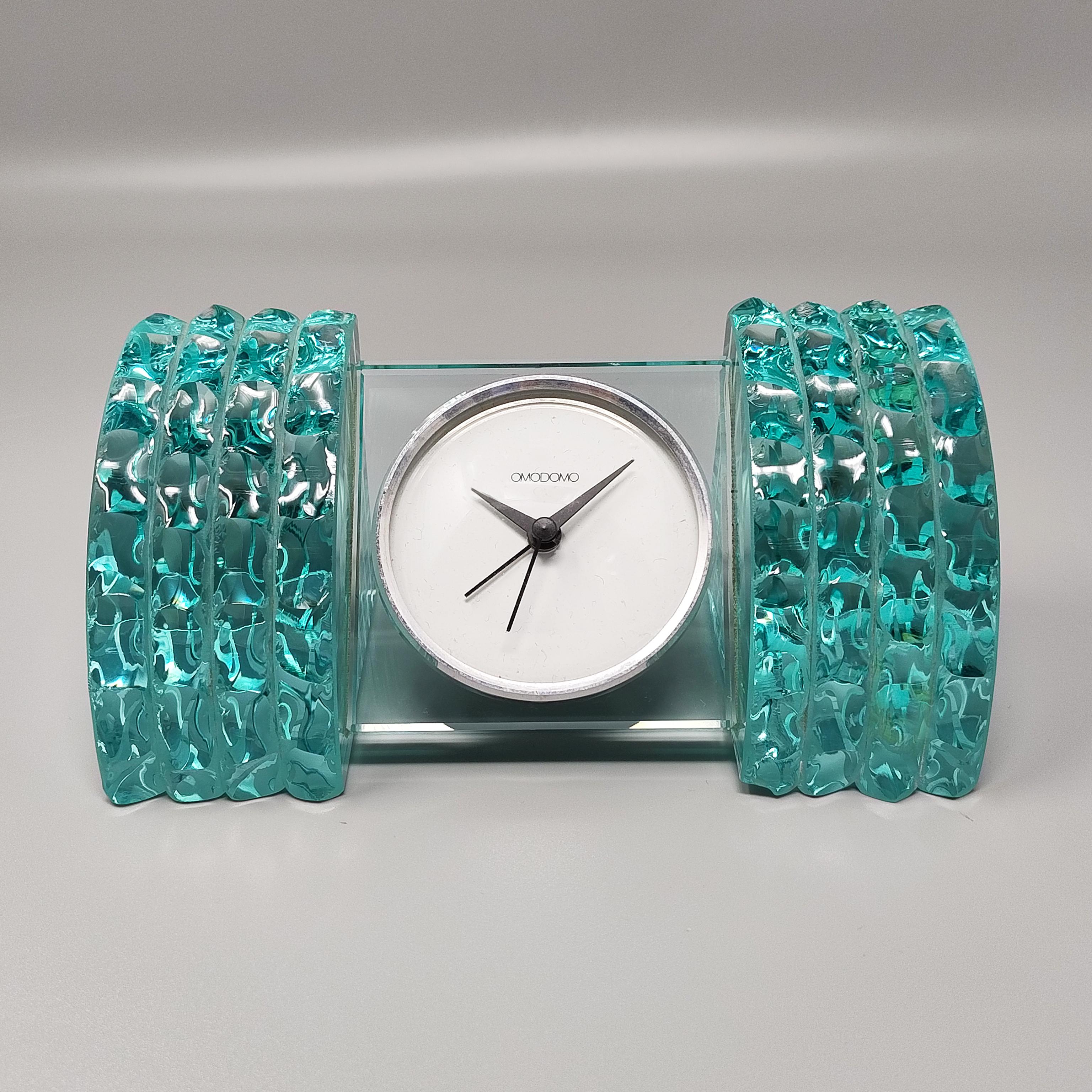 Années 1970 : étonnante horloge de table d'Omodomo en cristal. Fabriquées en Italie. Elle est en excellent état et fonctionne parfaitement avec la pile (mécanisme à quartz).
Dimensions :
6,69 x 2,75 x 2,75 H pouces
cm 17 x cm 7 x cm 7 H