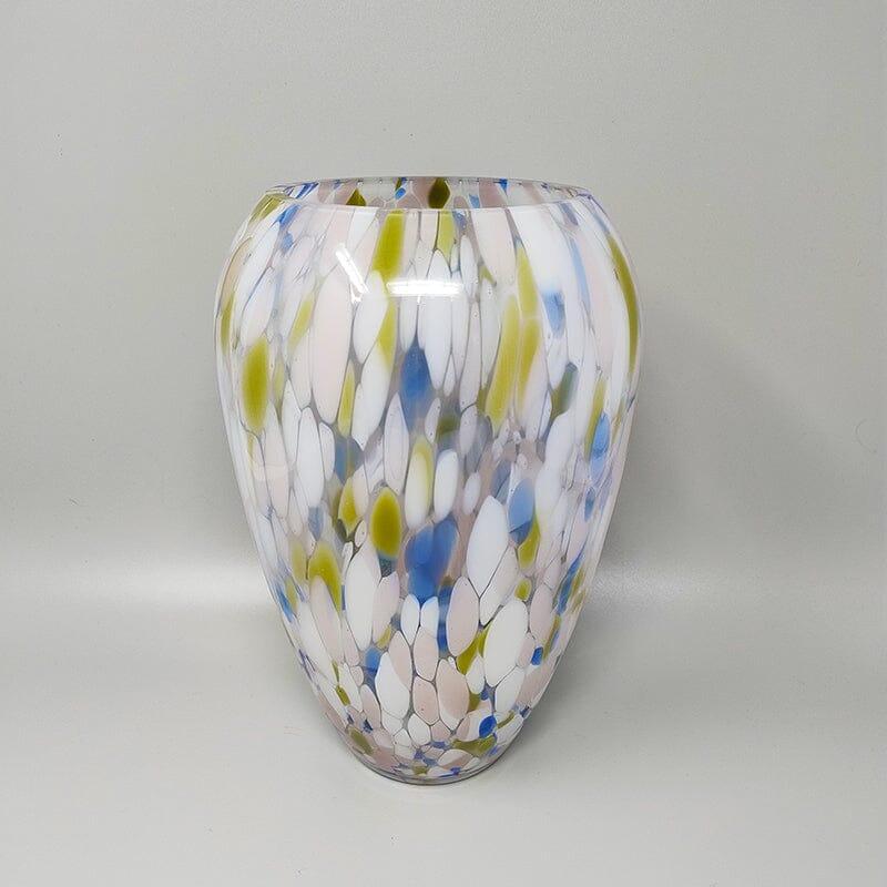 1970er Jahre Erstaunliche Vase aus Murano-Glas von Artelinea. Hergestellt in Italien. Der Artikel ist in ausgezeichnetem Zustand. Diese Vase ist aus mundgeblasenem Glas handgefertigt. 
Dimension:
Durchmesser 6,69 x 11,02 H Zoll
Durchmesser 17 cm x