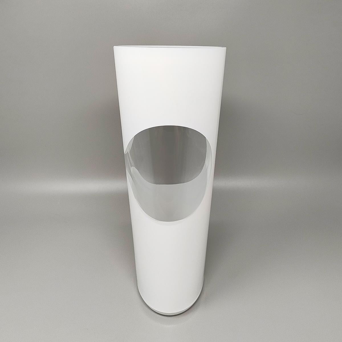 1970s Astonishing white space age vase by Linea Glass. Made in Italy. The item is in excellent condition 
Dimension:
diam 4,33 x 12,59 H inches
diam 11 cm x 32 H cm