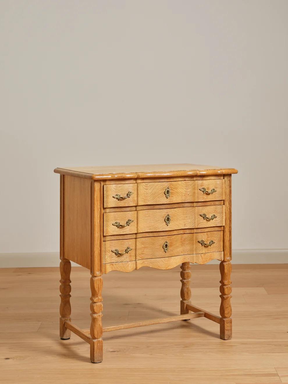 Brutalisme 1970 Attr. Coffre d'appoint en chêne Henning Kjaernulf en vente