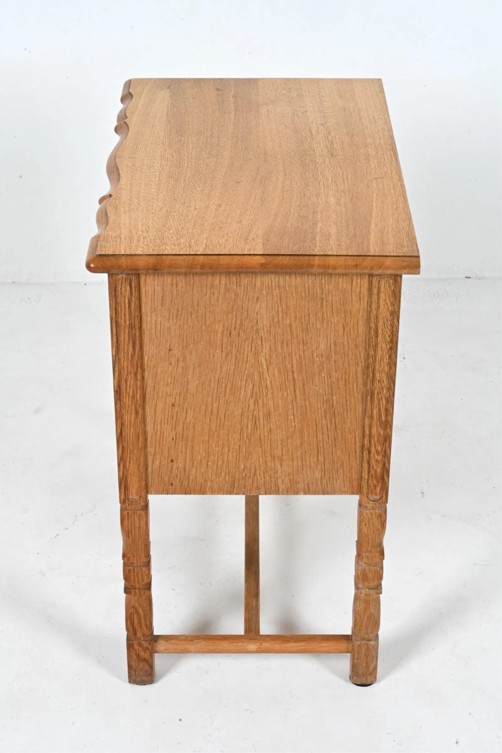 Danois 1970 Attr. Coffre d'appoint en chêne Henning Kjaernulf en vente