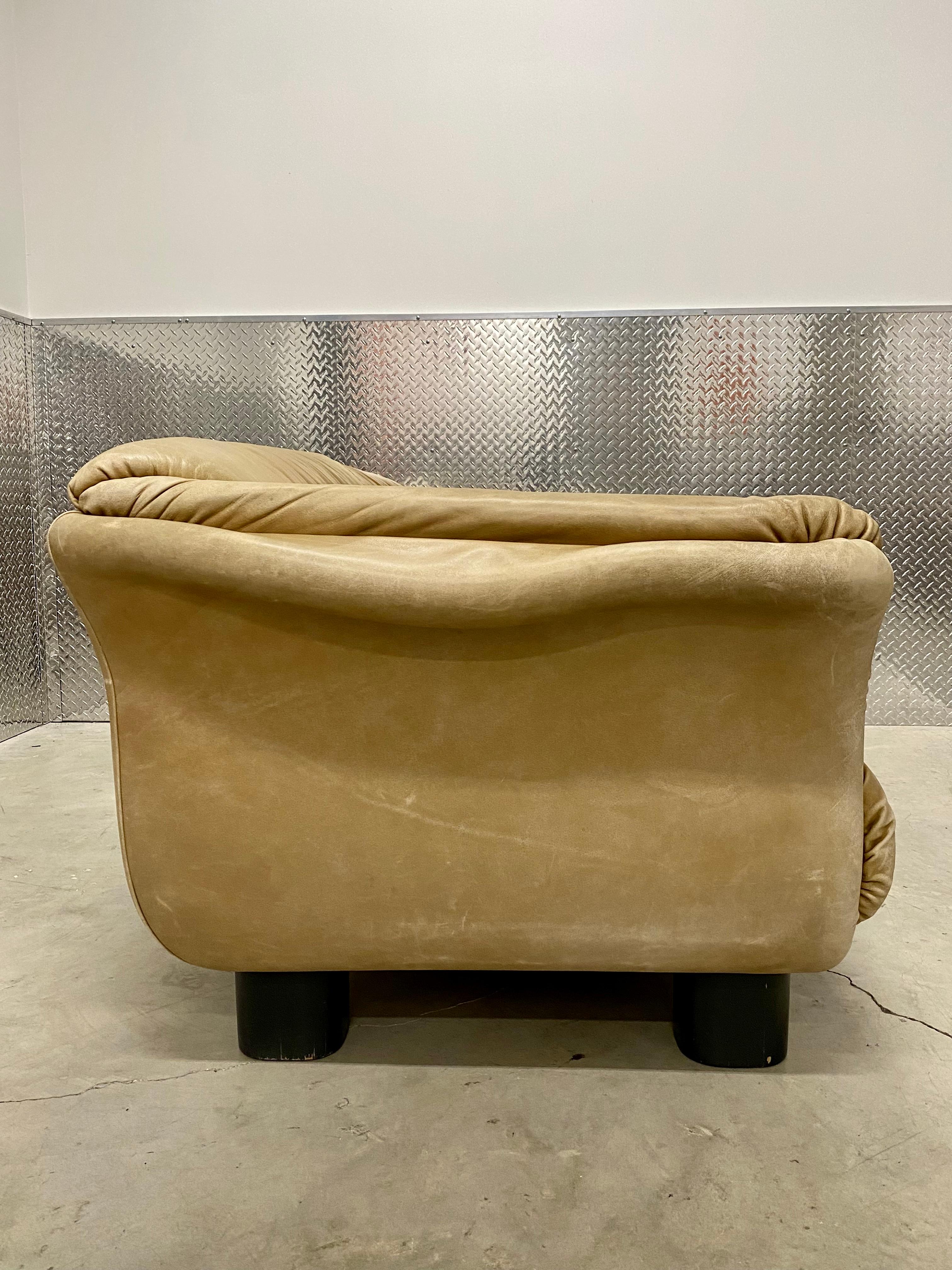 1970 Attribué à Cassina Rare canapé sculptural en cuir incurvé en vente 3