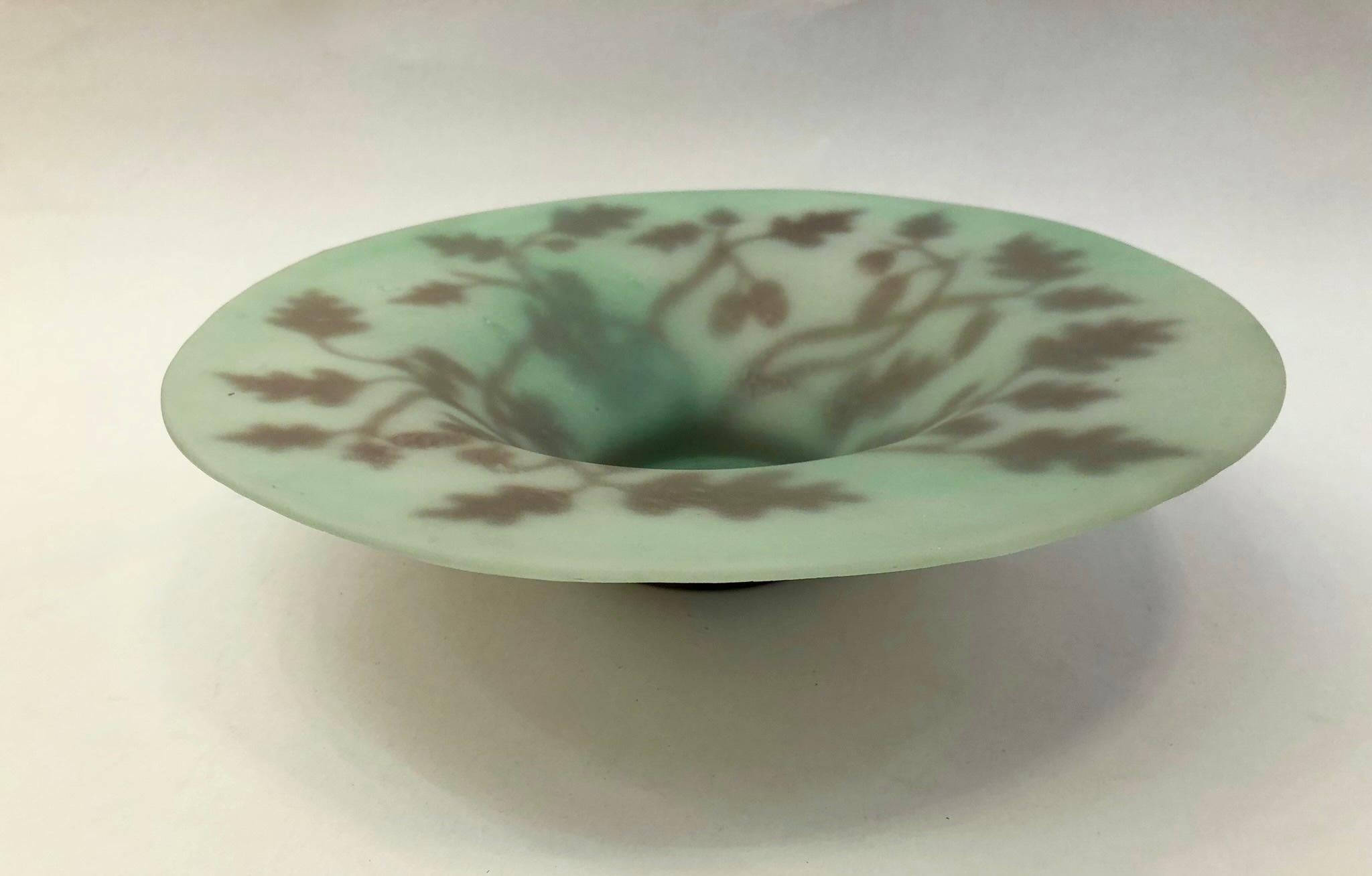 Sehr dekorativer Servierteller aus Glas der 1970er Jahre, von der Künstlerin Michna, handgefertigt aus Kristallpaste de verre, getönt in einer raffinierten und ungewöhnlichen Sage Green Jade Farbe. Das exklusive Jugendstildekor wird mit der Technik