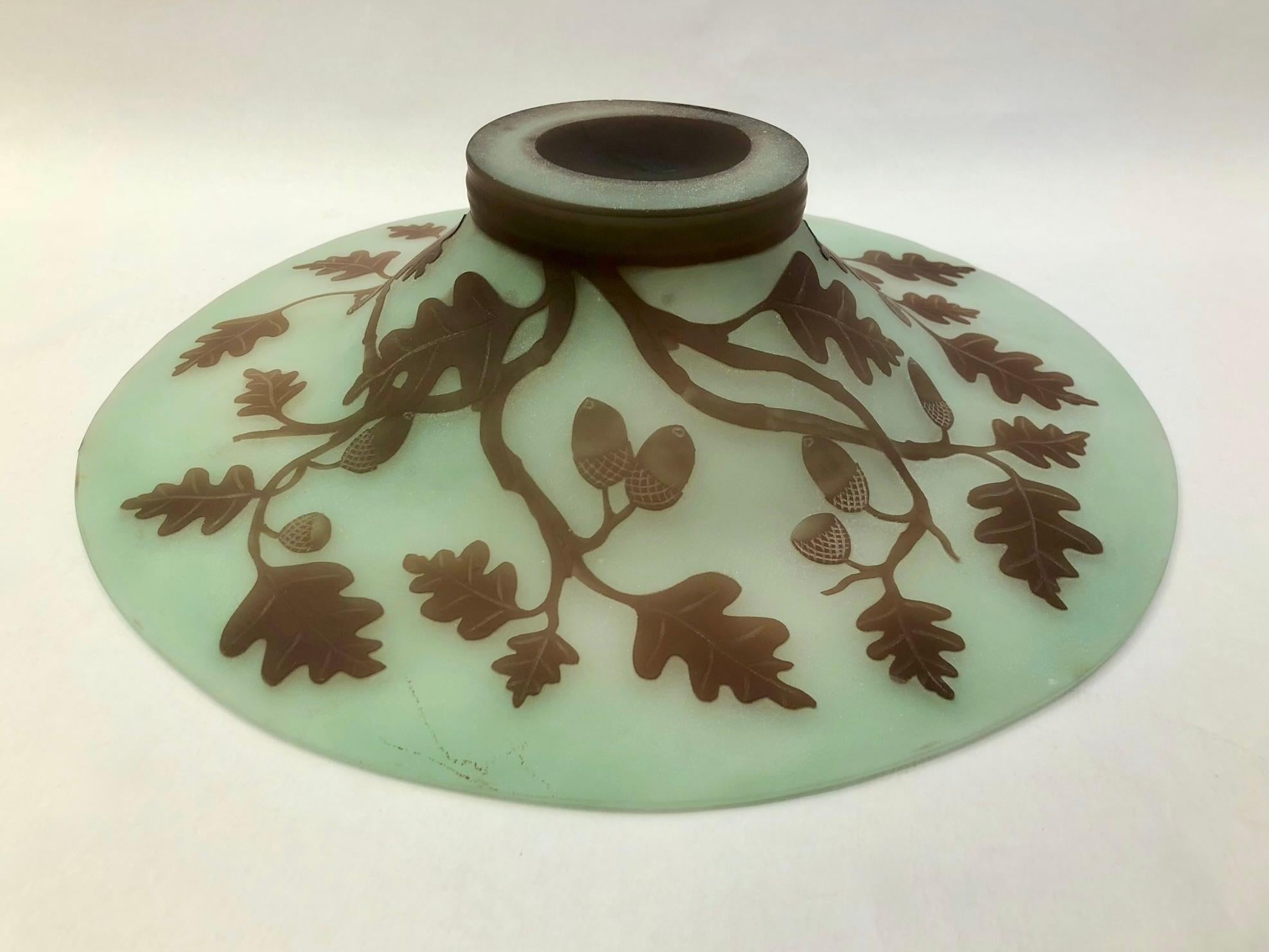 1970er Jahre Österreichischer Jugendstil Dekor Apfel Grün Braun Overlay Glasschale im Angebot 1