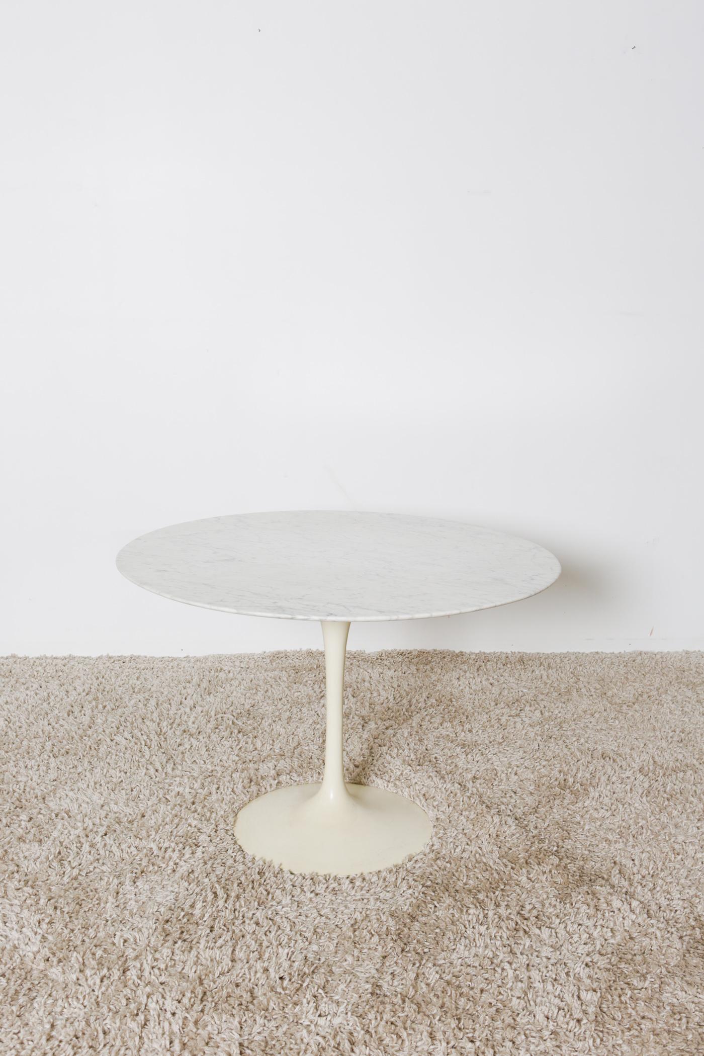 1970s authentic Eero Saarinen Knoll dining table 42