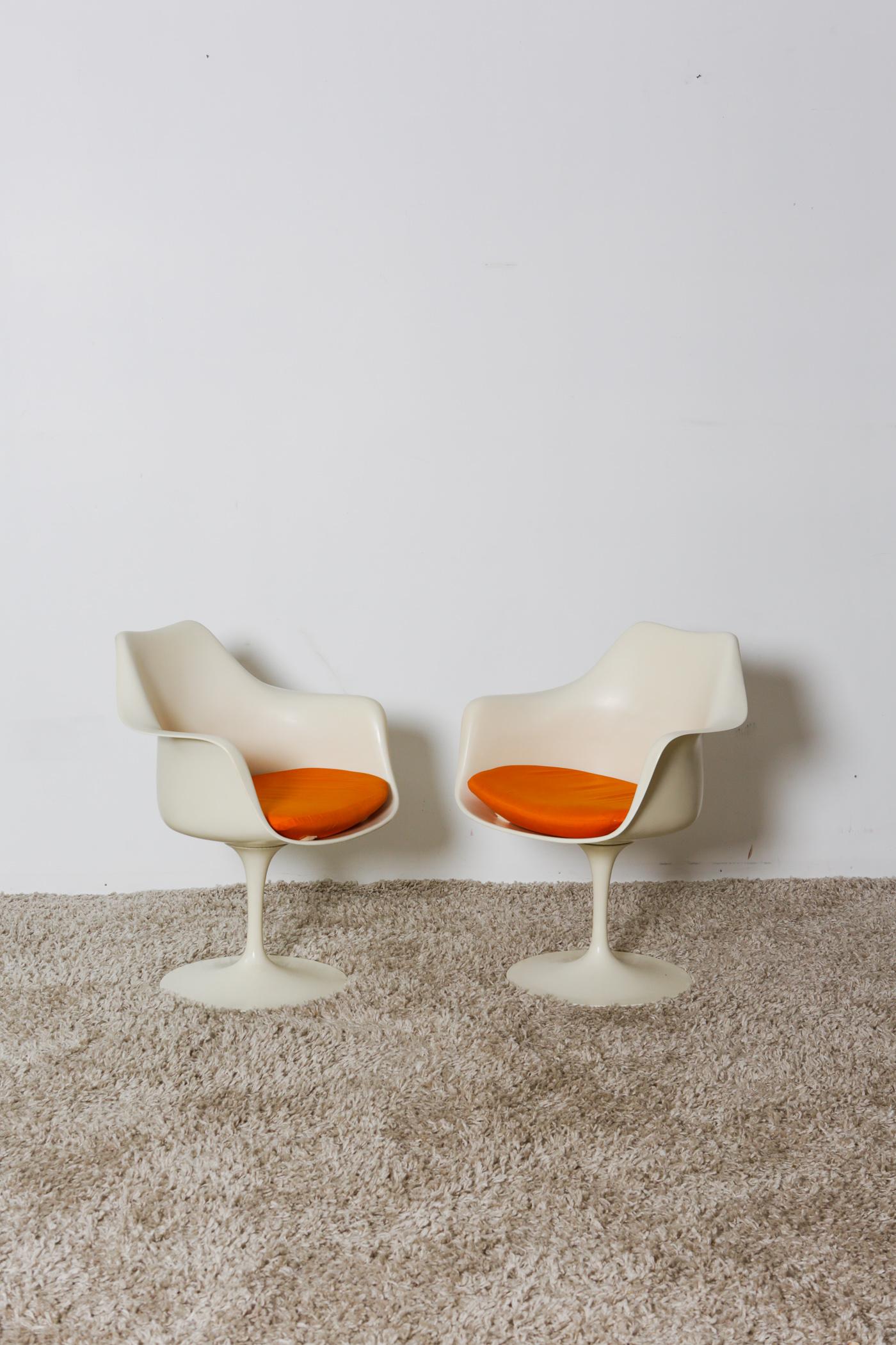 1970s Authentic Eero Saarinen Knoll tulip armchair. One of the most iconic chair is here. Perfect chance to own a museum piece to your own home. Fiberglass aged beautifully. As a vintage lover, I prefer slight color deterioration over bright white