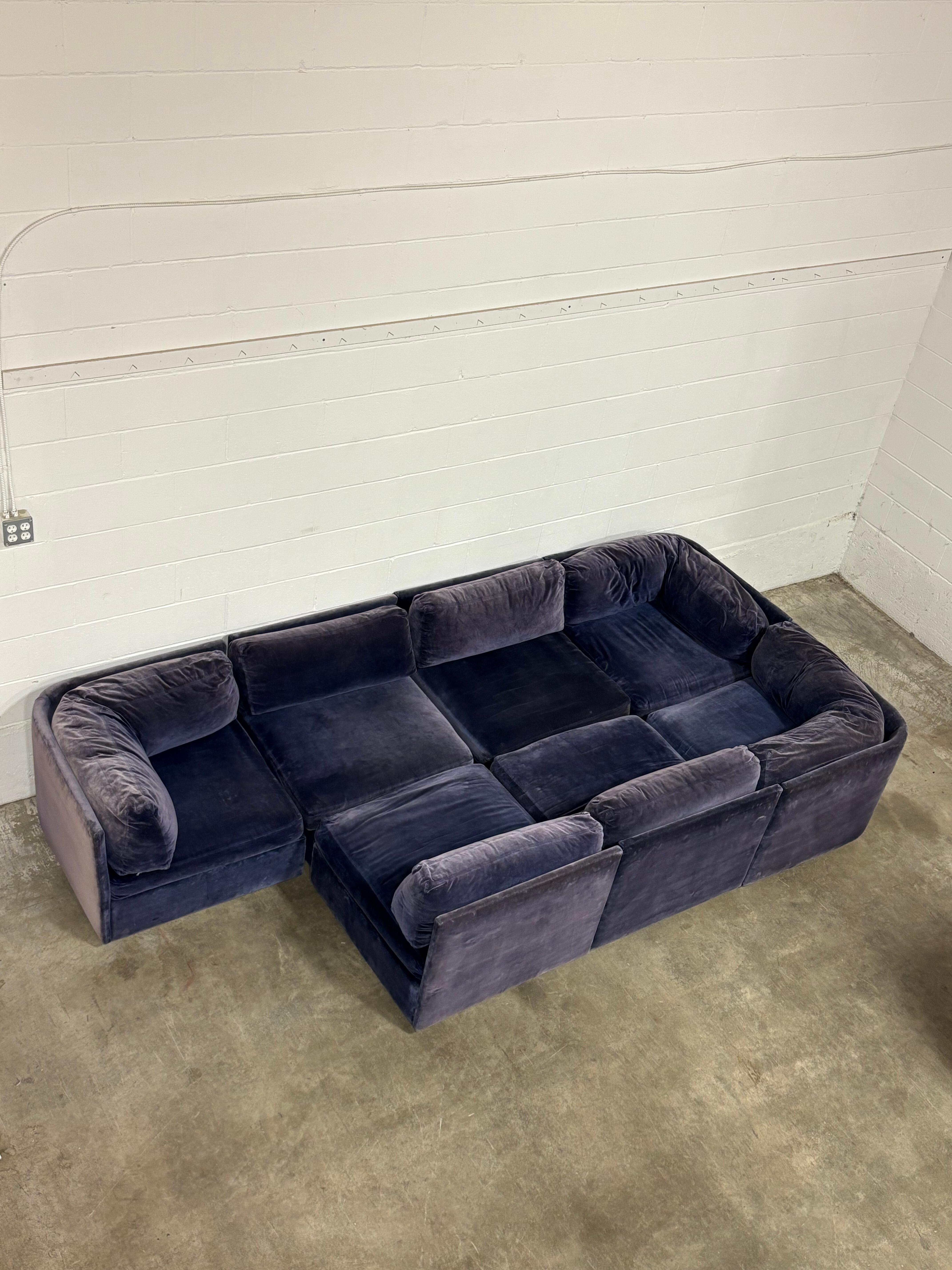 Ti presentiamo il leggendario Playpen, un autentico divano modulare degli anni '70 di Selig, tanto giocoso quanto da collezione.

Rivestita nel suo originale e raro velluto viola, questa meraviglia vintage offre una forma scultorea e una versatilità