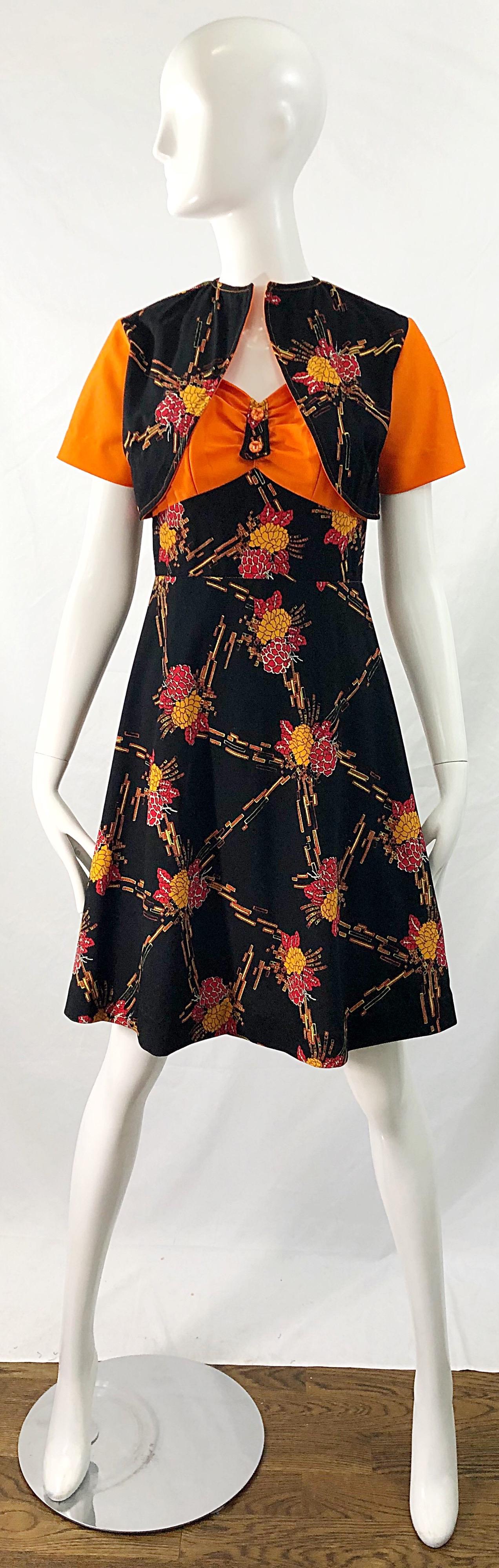 Schickes, herbstlich gefärbtes 1970er Jahre Kleid mit digitalem Blumendruck in A-Linie und Bolero-Jacke! Perfekt für Halloween! Warme, lebendige Farben wie Orange, Ringelblume, Rot und Weiß auf einem schwarzen Hintergrund. Verdeckter Reißverschluss