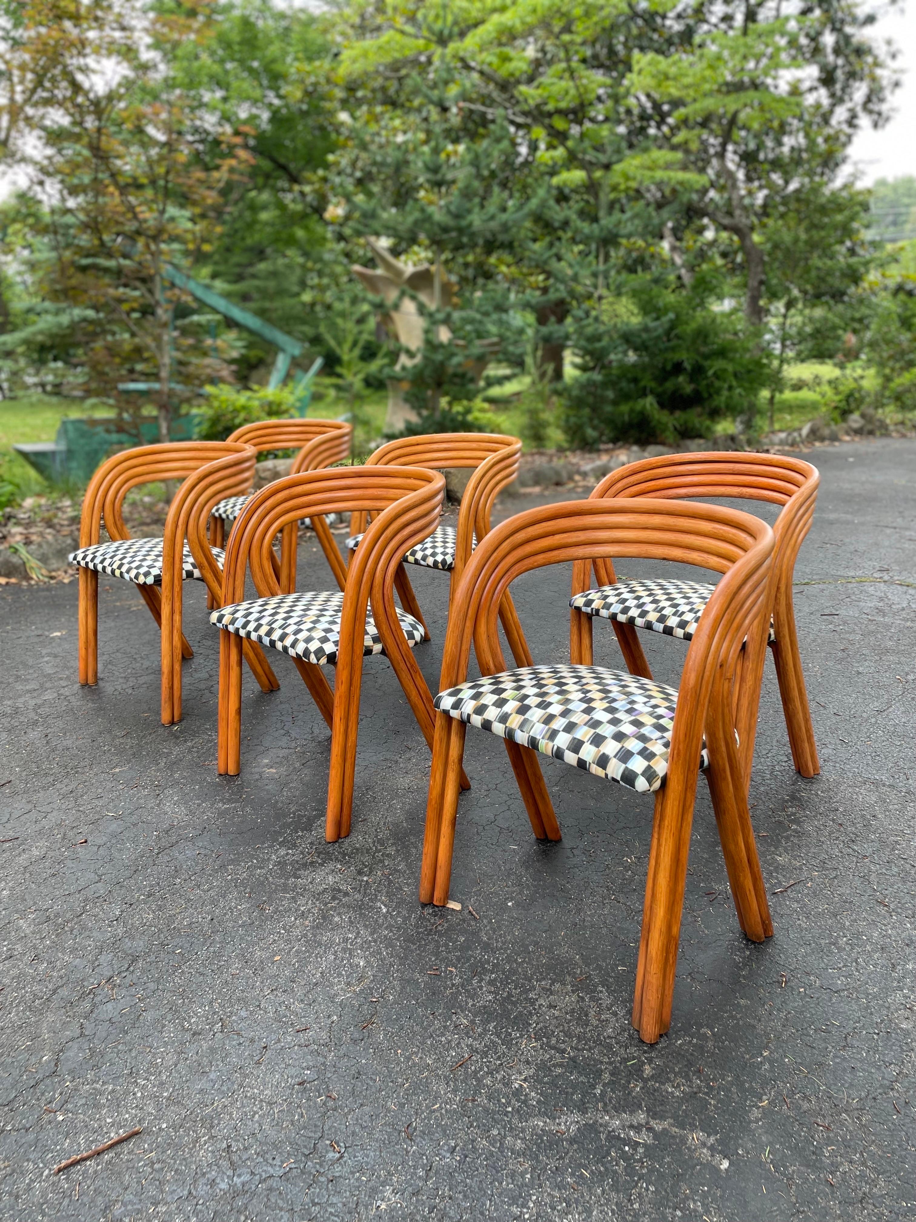 Cet ensemble de six chaises de salle à manger des années 1970, conçu par Axel Enthoven pour Rohe, est un véritable bijou. Les chaises ont été professionnellement recouvertes d'un tissu à carreaux Mackenzie Childs, à la fois ludique et sophistiqué,