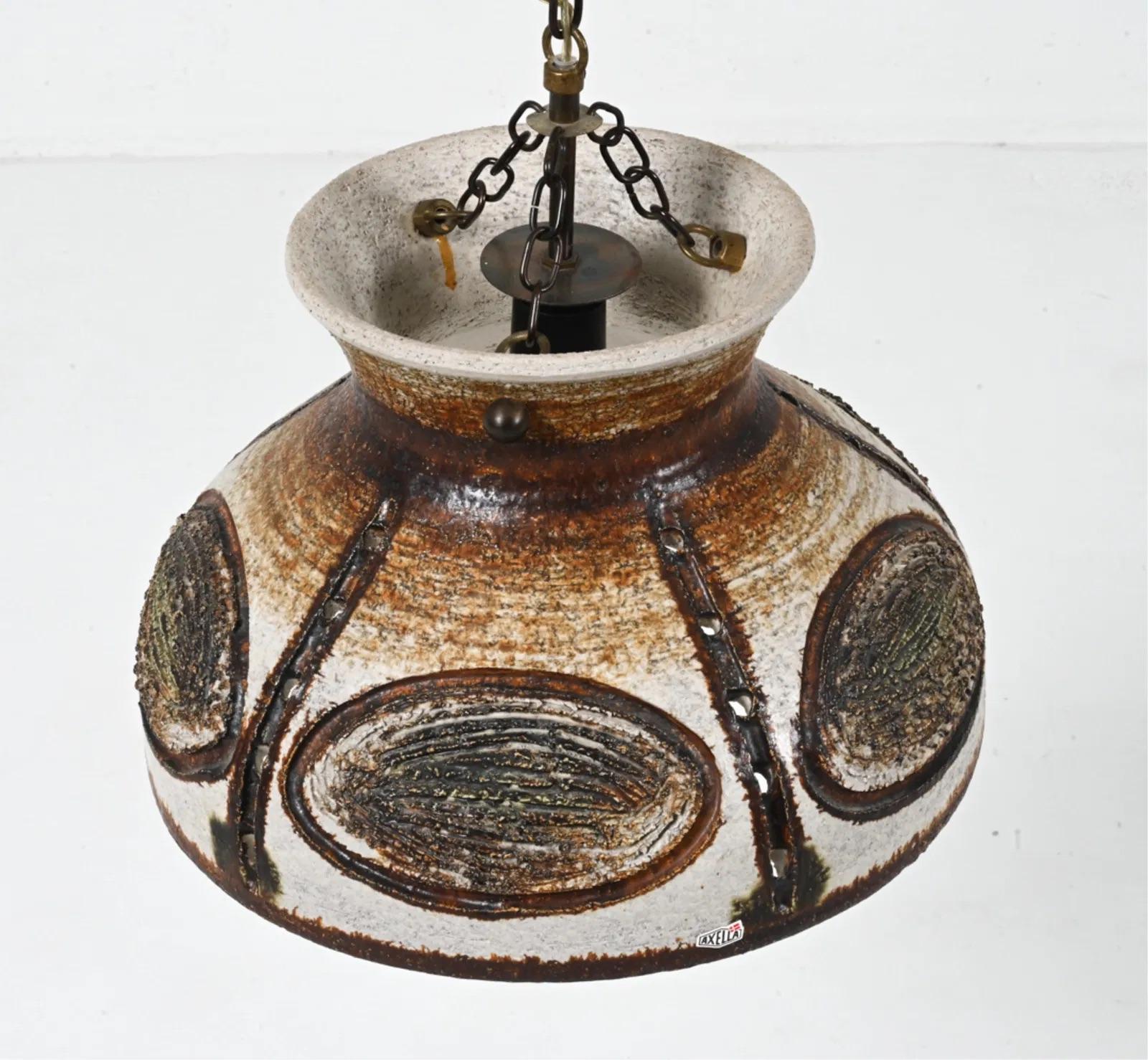 Mid-Century moderno Lampada a sospensione in ceramica di Studio danese Axella Stentoj del 1970 in vendita