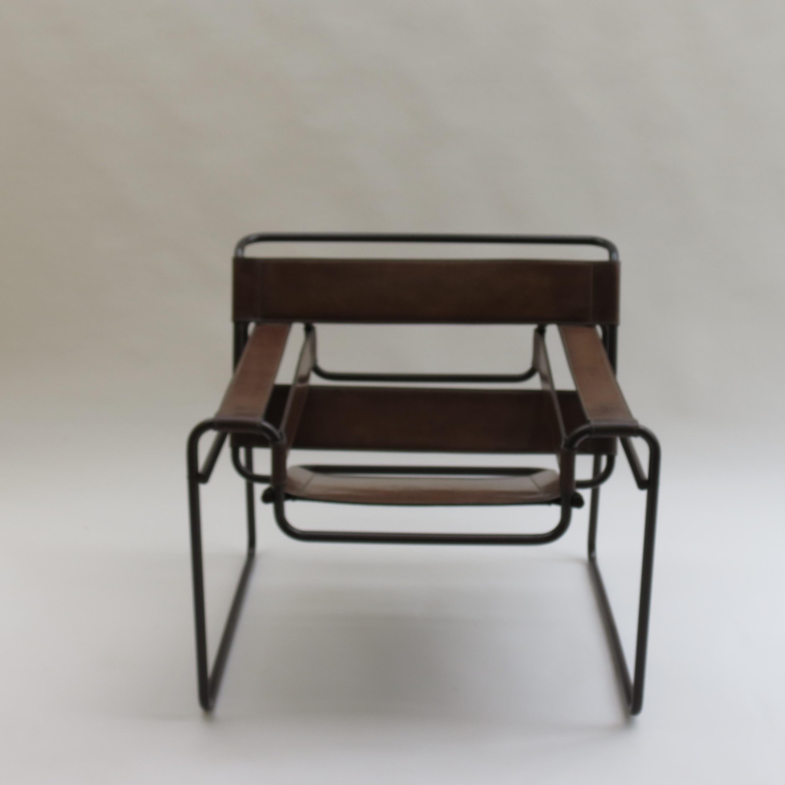 Wonderful Wassily armchair, designed by Marcel Breuer in 1925. This chair dates from the 1970s and the quality of the chair and especially the leather would suggest it was probably manufactured by Fasem.
Very good quality production with brown