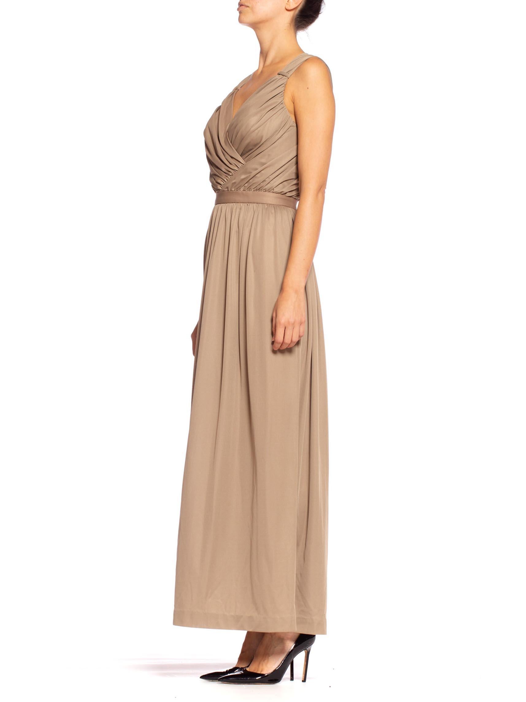 1970er Jahre Ecru Polyester Jersey Rückenfreies drapiertes Disco-Kleid im Zustand „Gut“ im Angebot in New York, NY