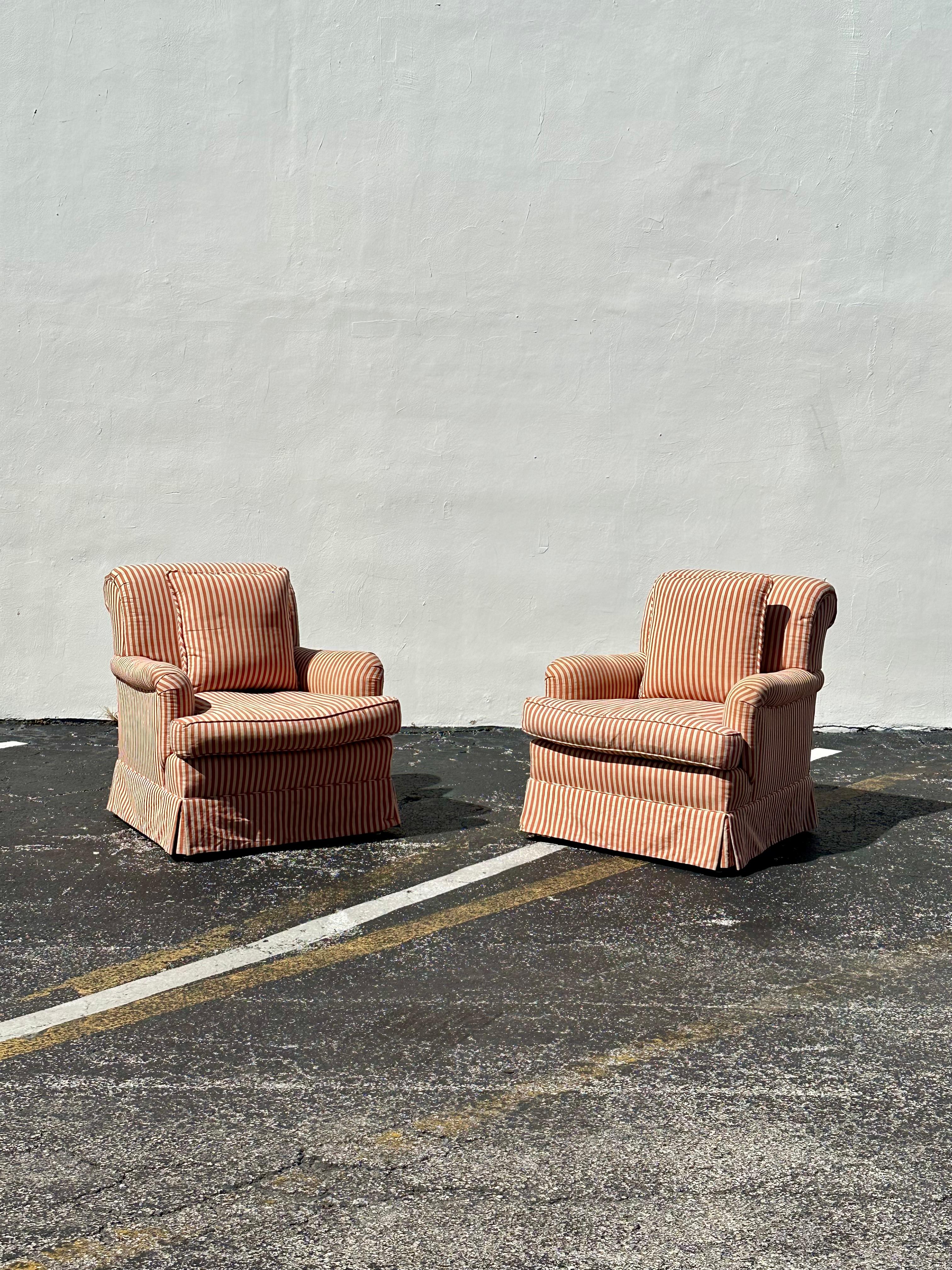 Trasportati nell'elegante e sofisticata metà del XX secolo con questo raffinato set di sedie in stile inglese color canna di zucchero. Questo rarissimo set emana un'aria di storia e raffinatezza. Il design è eccezionale. Le sedie sono un pezzo forte