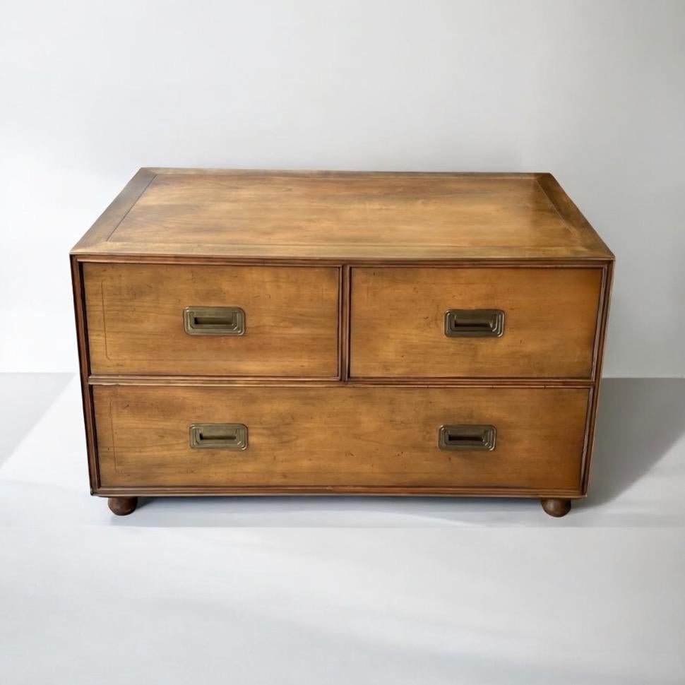 Il s'agit d'une commode de style campagne en noyer sculpté des années 1970, fabriquée par Baker Furniture Company. Il est marqué et possède une construction en queue d'aronde. Le coffre repose sur des pieds en chignon tournés.

Le délai de livraison