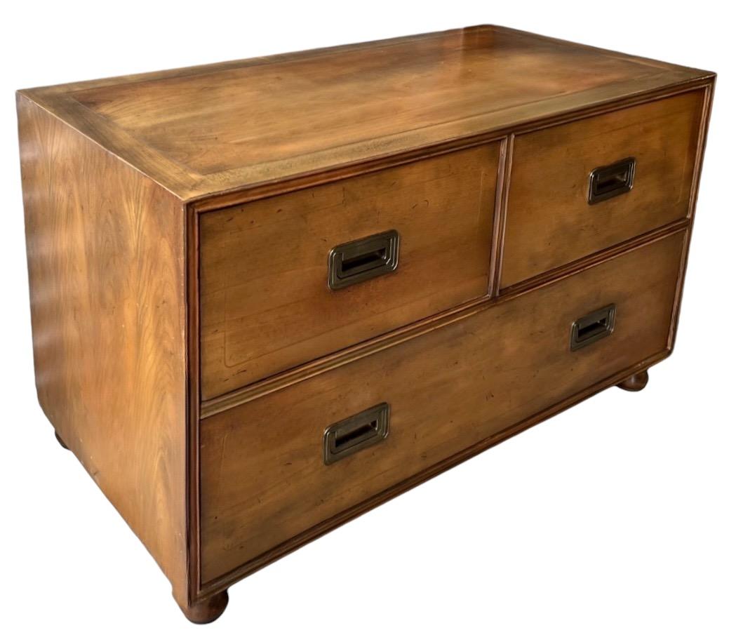 Campagne 1970 Baker Furniture Campaign Style Walnut Trunk / Chest / Coffee Table (Malle / Coffre / Table basse) en vente