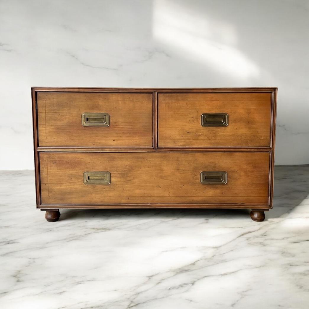 Américain 1970 Baker Furniture Campaign Style Walnut Trunk / Chest / Coffee Table (Malle / Coffre / Table basse) en vente