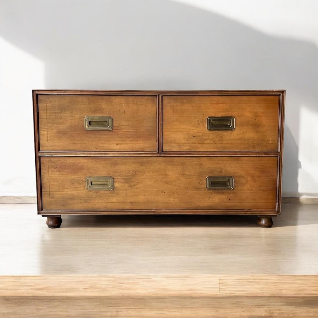 1970 Baker Furniture Campaign Style Walnut Trunk / Chest / Coffee Table (Malle / Coffre / Table basse) Bon état - En vente à Kennesaw, GA