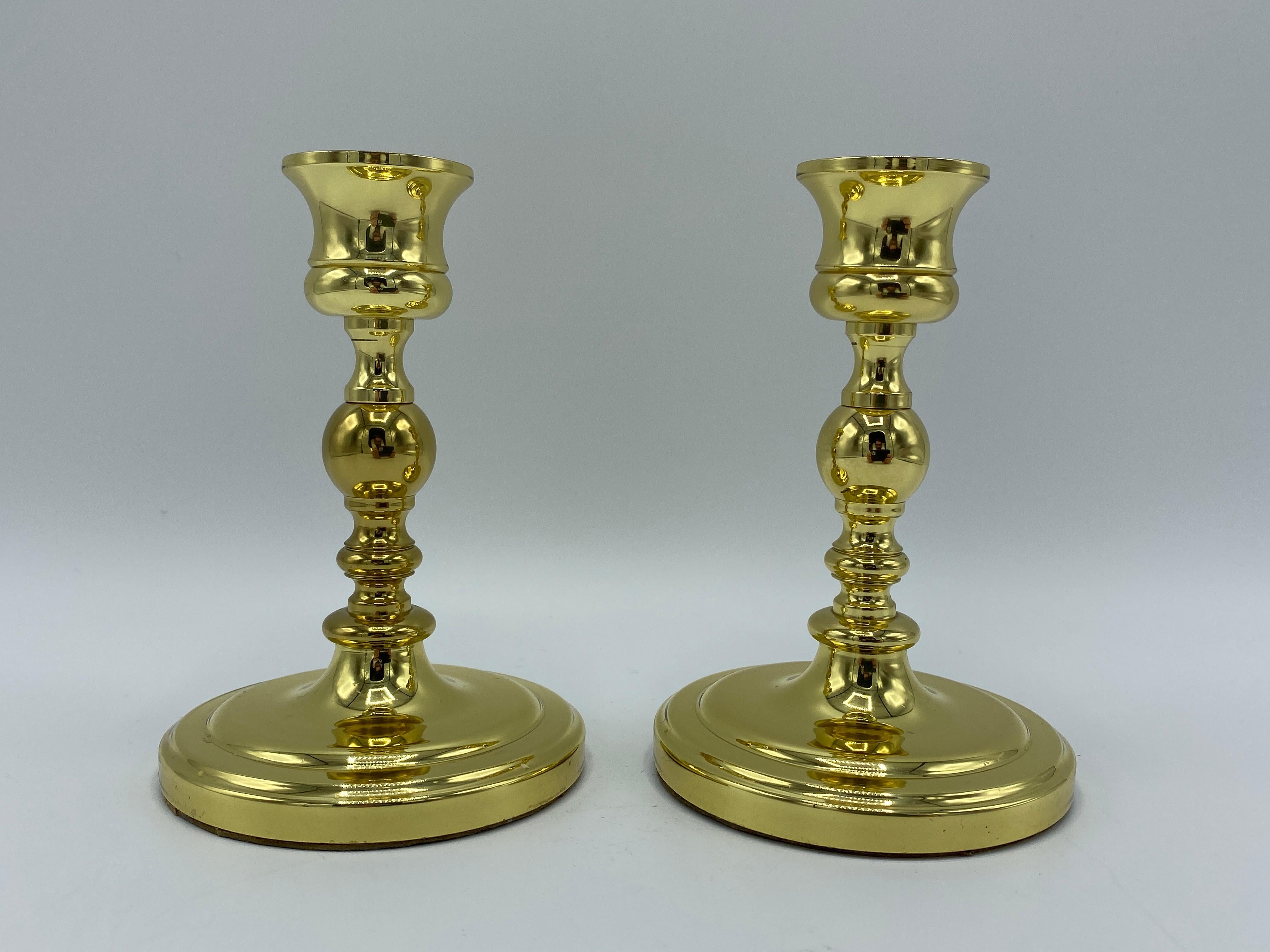 Listed is a fabulous, pair of 1970s Baldwin Brass Co. candlesticks. The pair have a clear lacquered coating over the polished brass, to prevent discoloration or patina. Marked on underside, see last photo. Heavy, weighing 1.10lbs/pair.