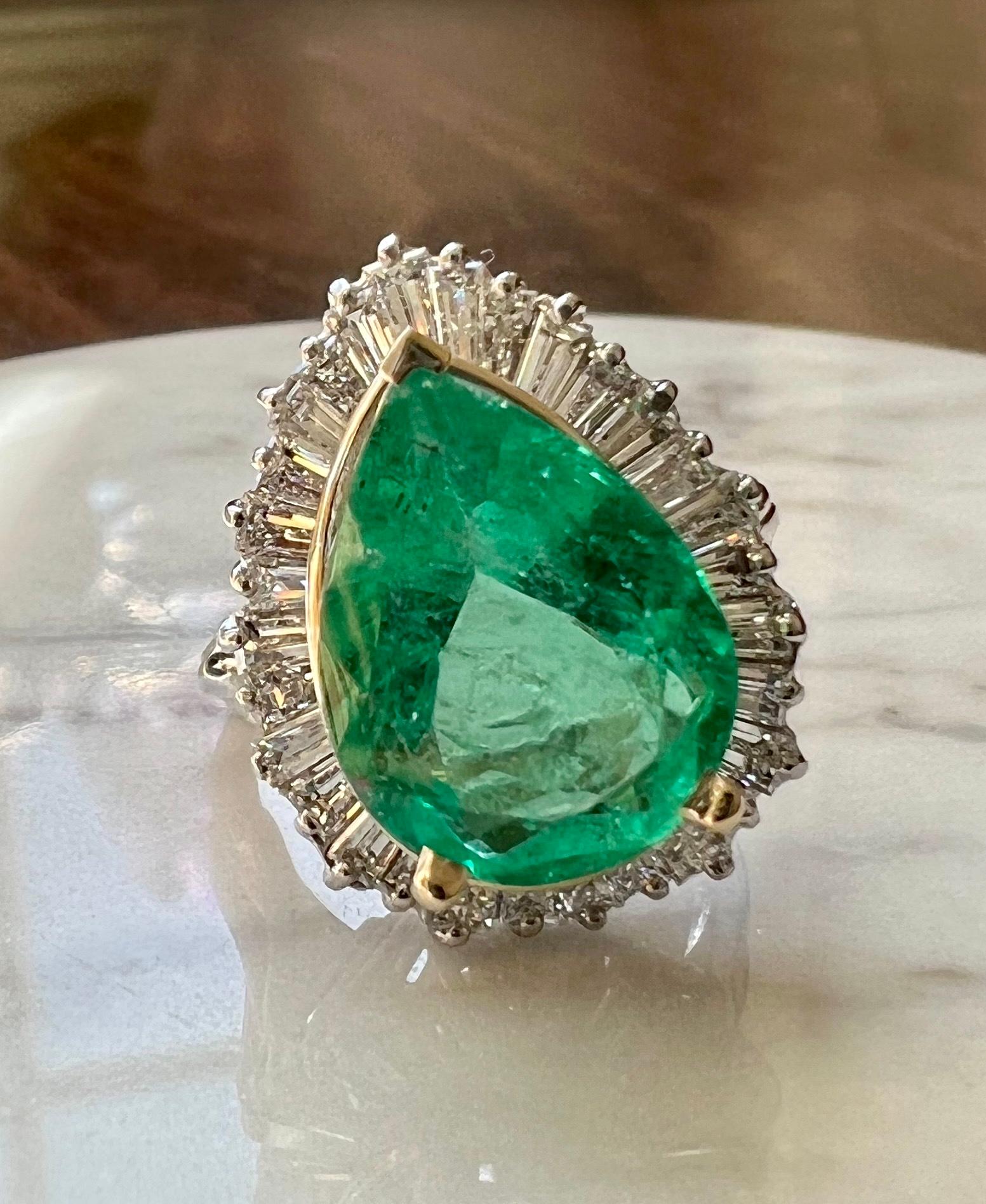 1970s Ballerina Style Emerald & Diamond Ring in 14K Two-Tone Gold In Good Condition For Sale In Towson, MD