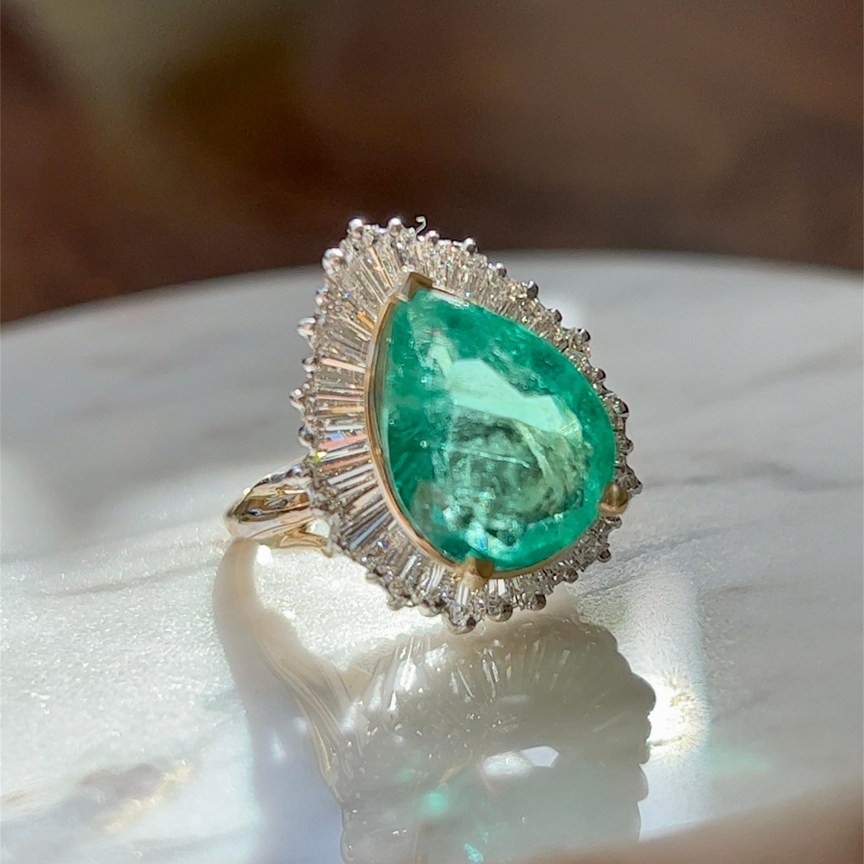 1970s Ballerina Style Emerald & Diamond Ring in 14K Two-Tone Gold For Sale 1
