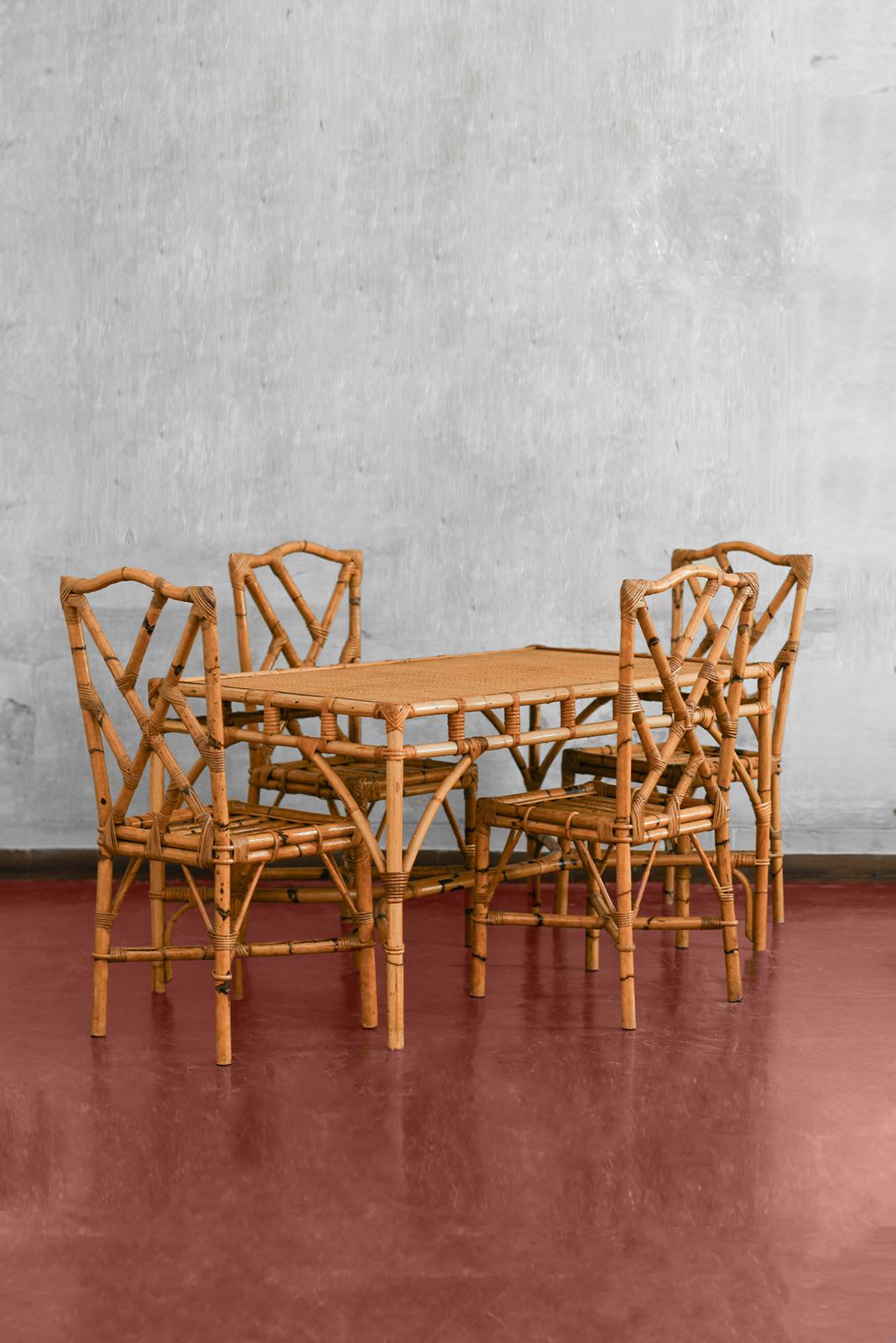 Set da pranzo anni '70 in bambù e tessuto di canna
Dettagli del prodotto
Set di quattro sedie + tavolo.
- Set di quattro sedie in bambù con rivestimento in tessuto di canna.
- Tavolo da pranzo in Fabrice con rilegature in tessuto di