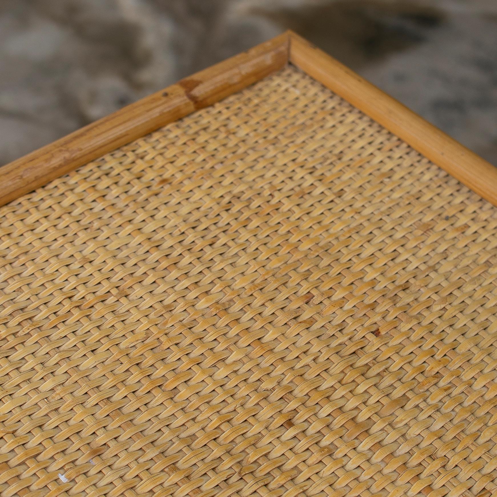 Table de chevet des années 1970 en bambou et rotin avec tiroirs en vente 5